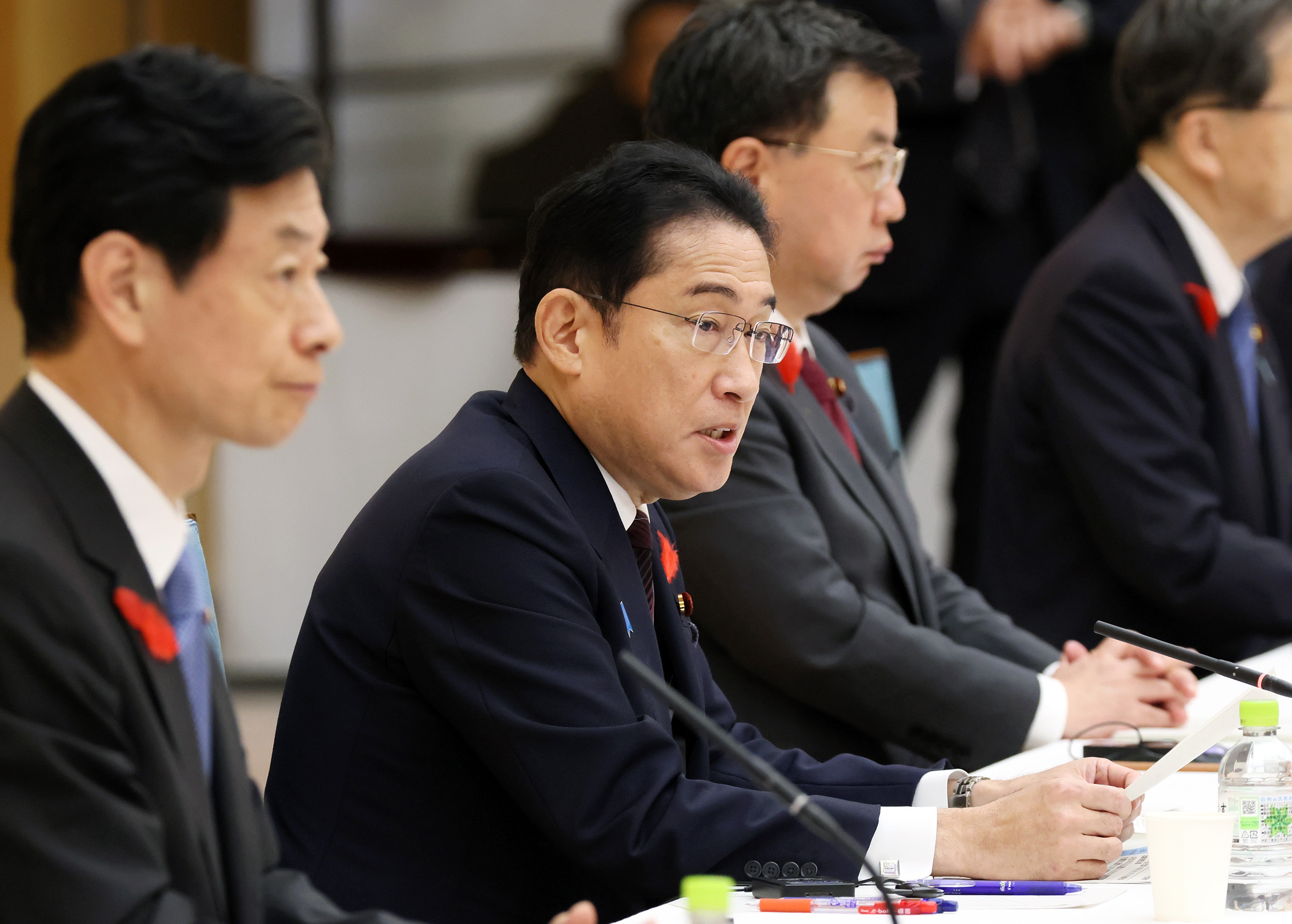 Prime Minister Kishida wrapping up the meeting (1)