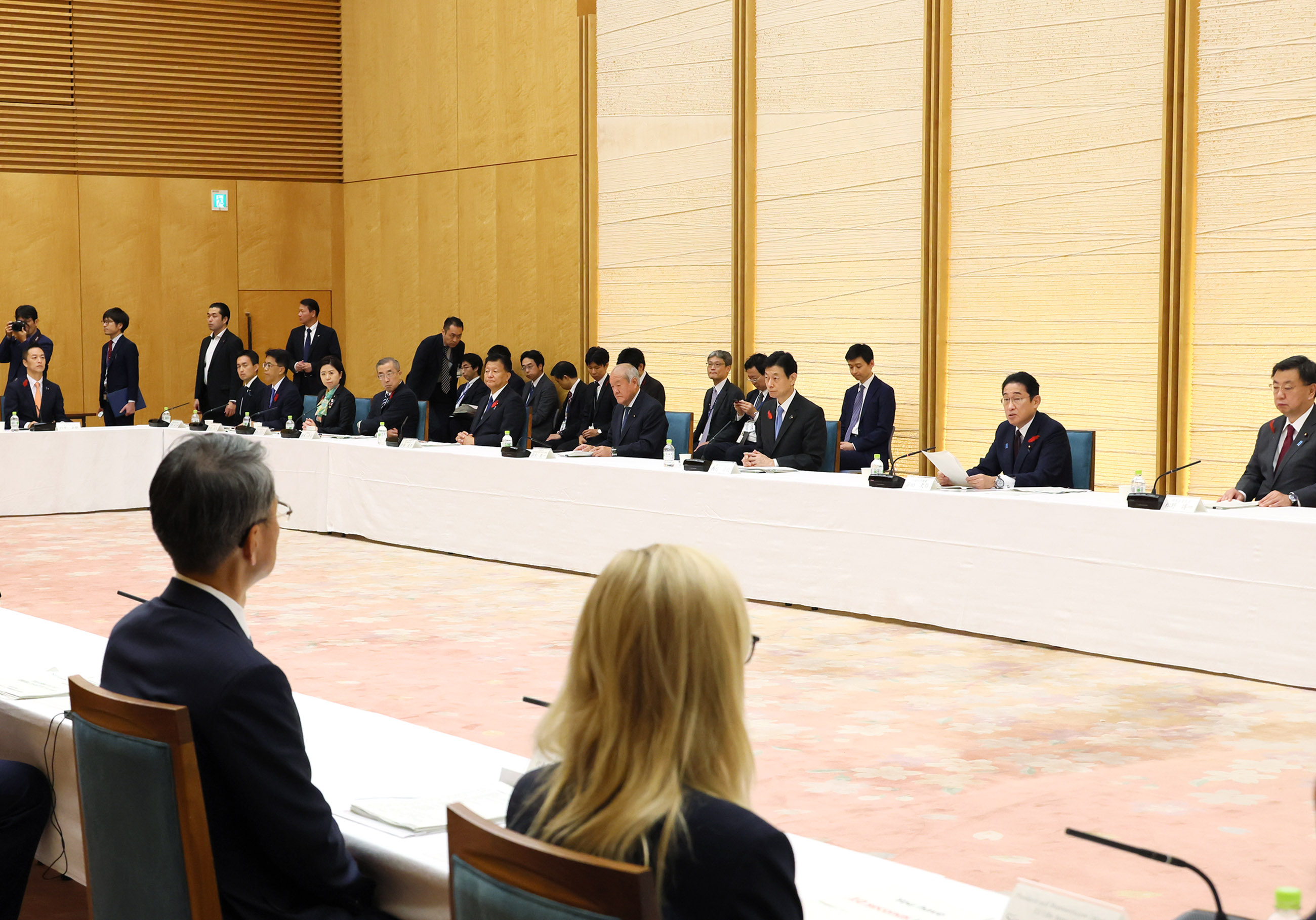 Prime Minister Kishida wrapping up the meeting (4)