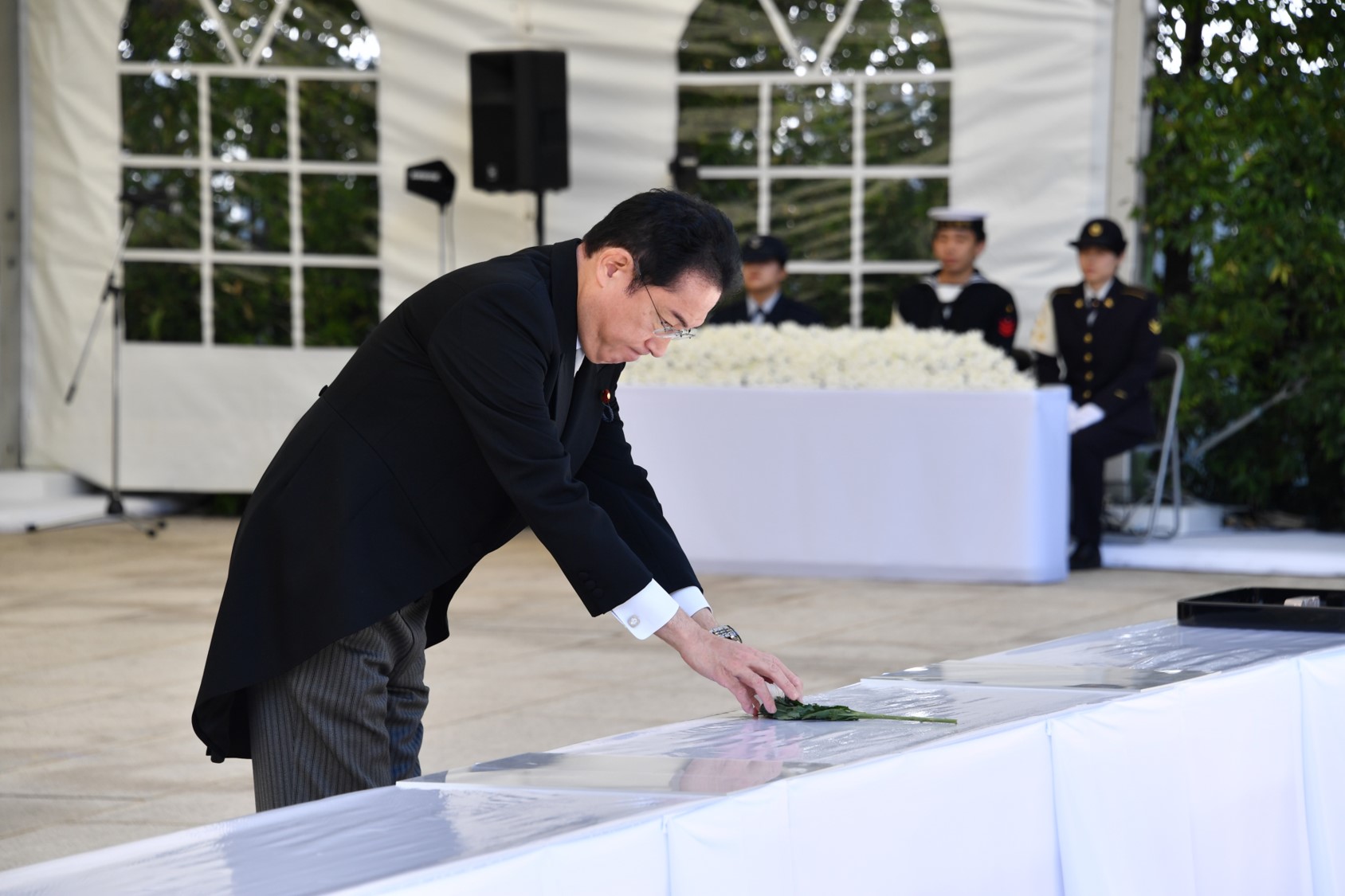Prime Minister Kishida offering flowers 1 (Photo: Ministry of Defense)
