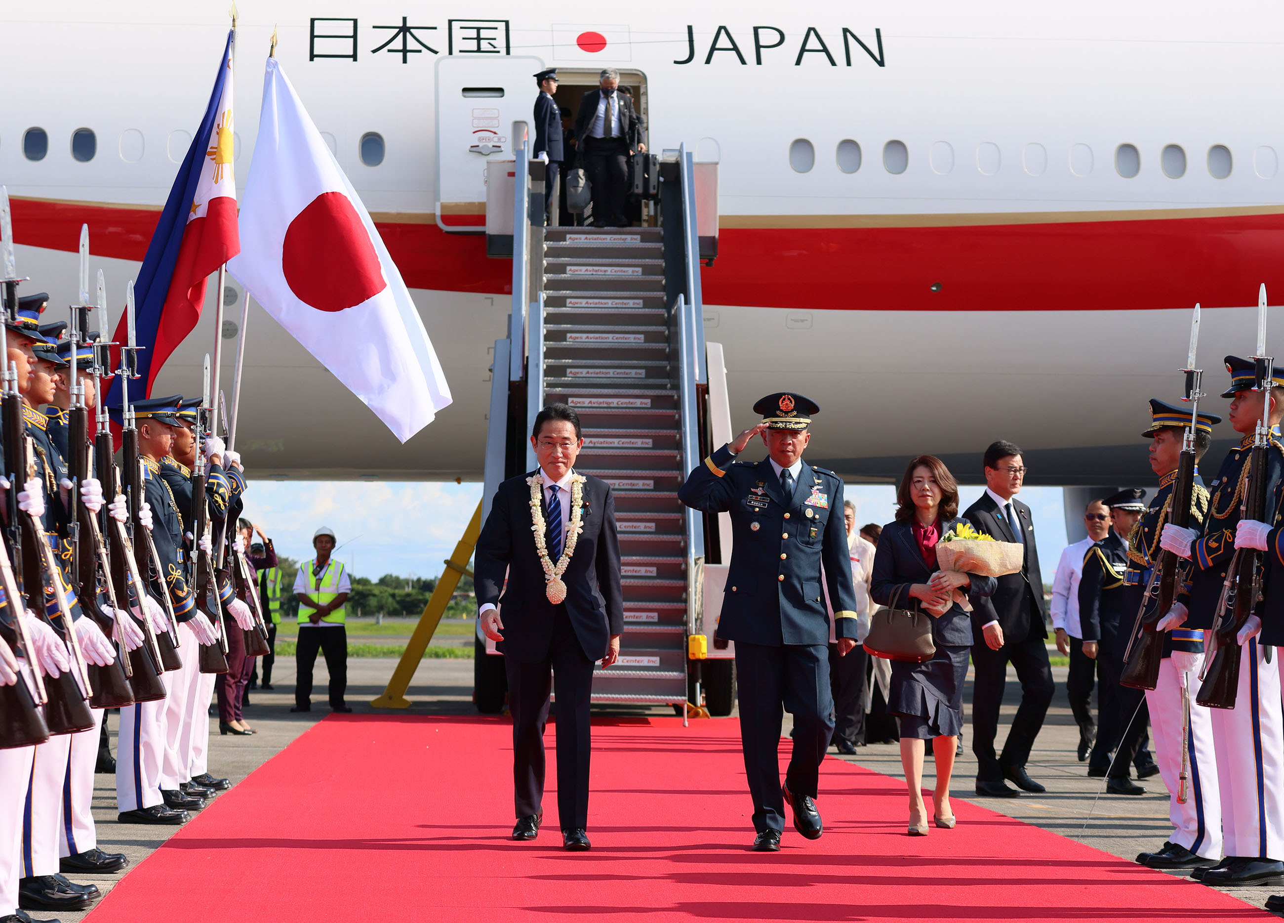 Prime Minister Kishida arriving in the Philippines