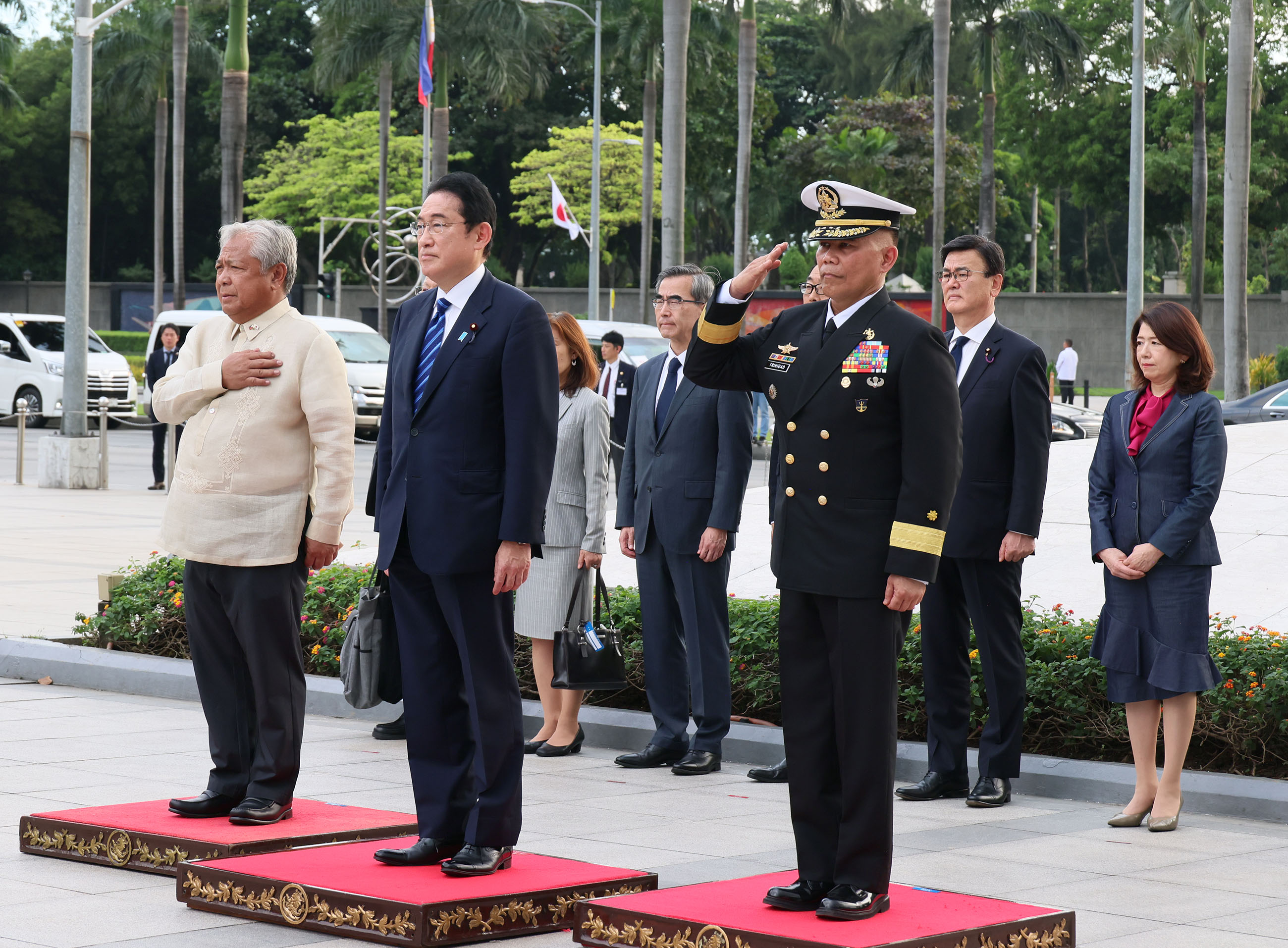 Prime Minister Kishida paying a Flower Tribute at Rizal Park (1)