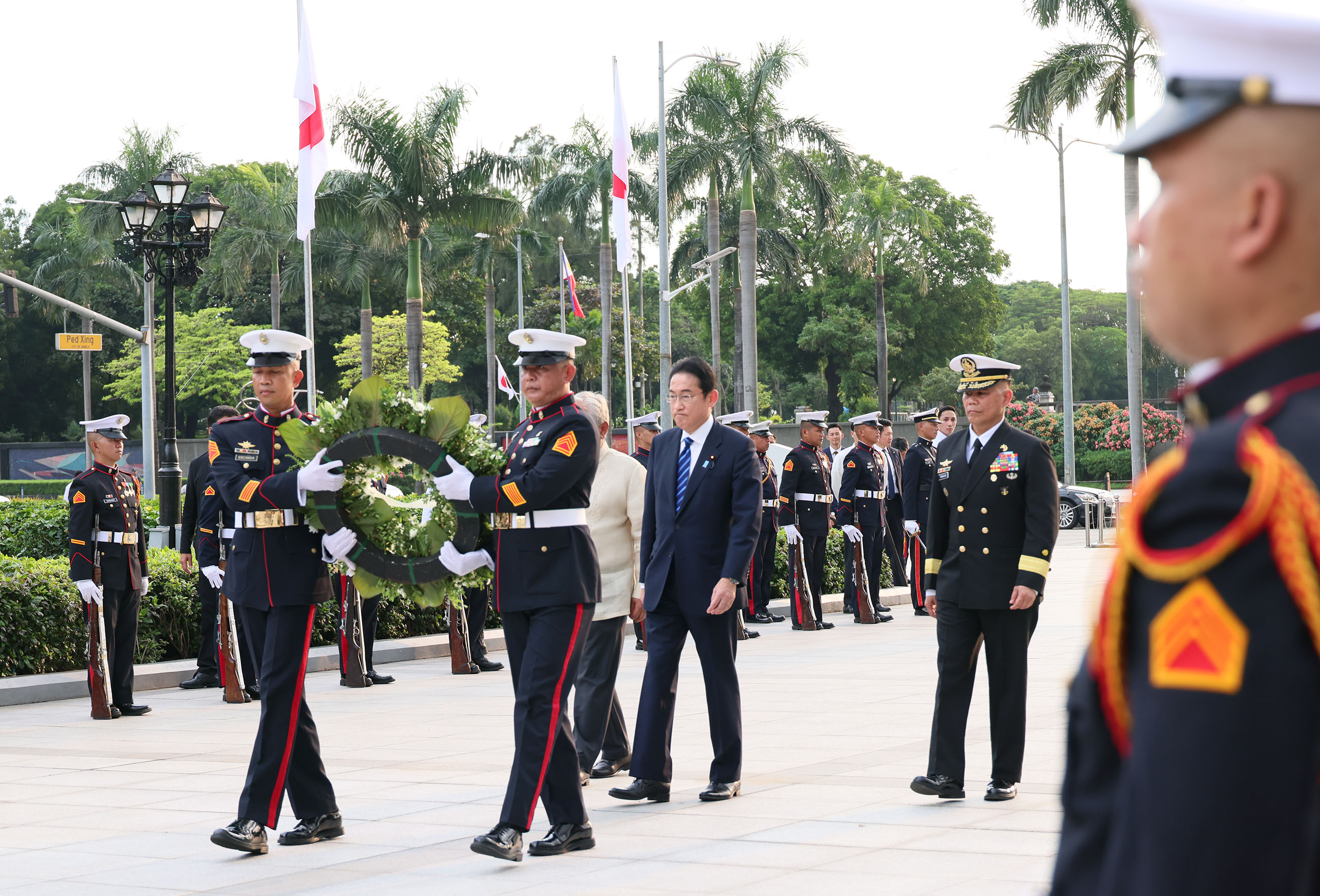 Prime Minister Kishida paying a Flower Tribute at Rizal Park (2)