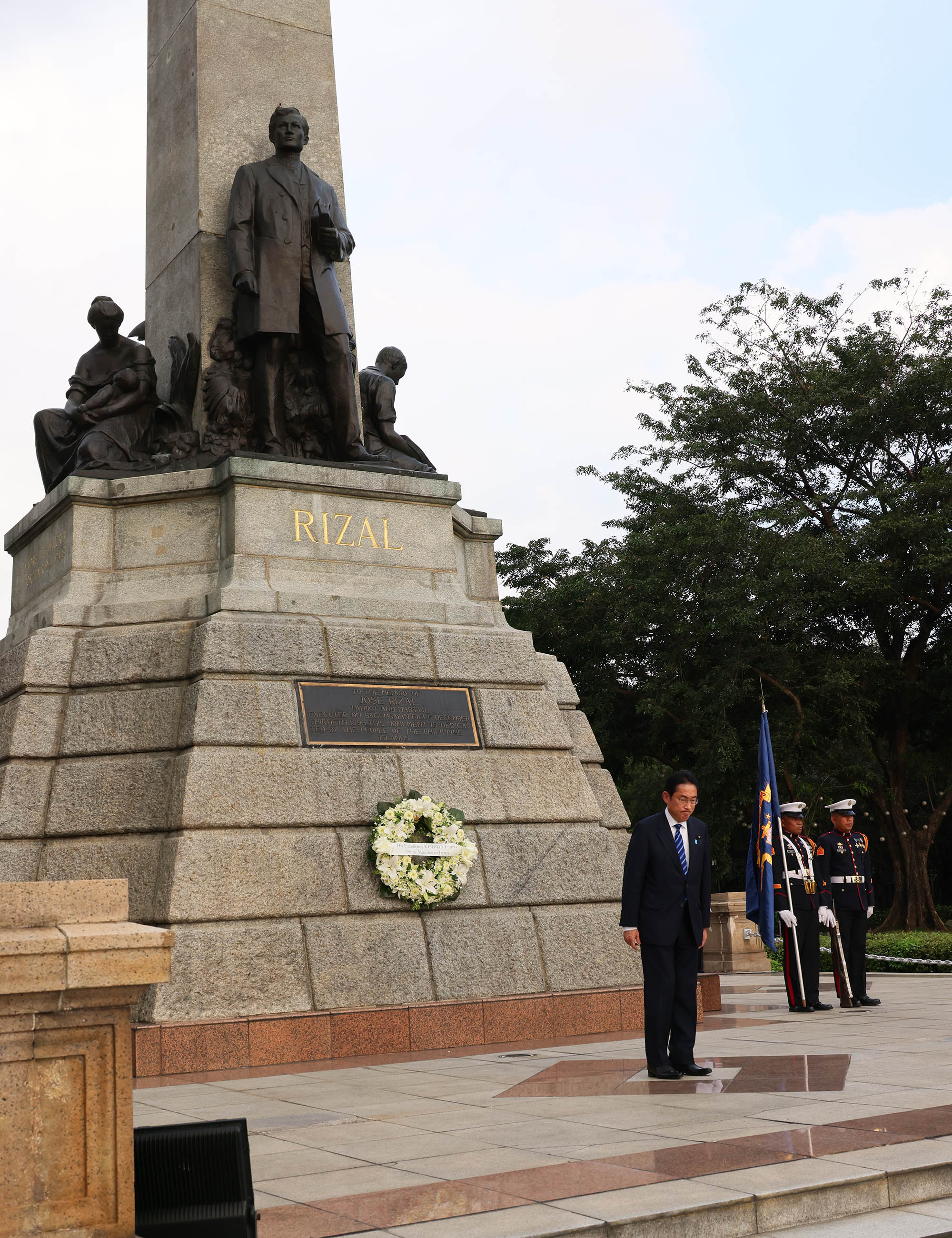 Prime Minister Kishida paying a Flower Tribute at Rizal Park (4)