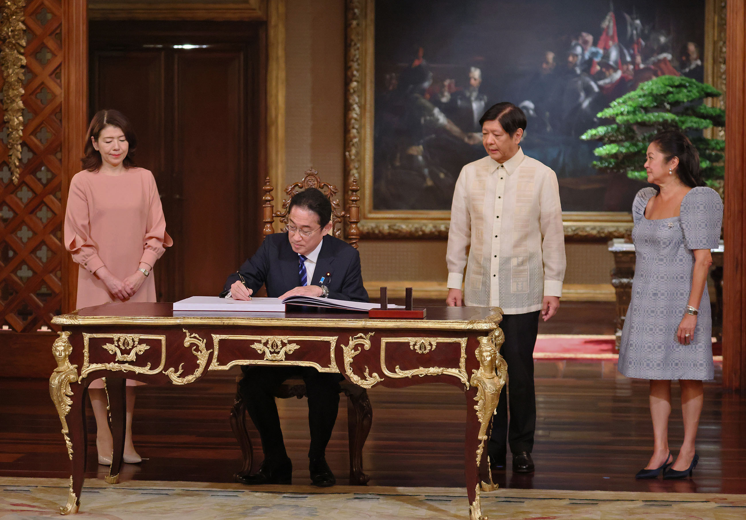 Prime Minister Kishida signing a guestbook 
