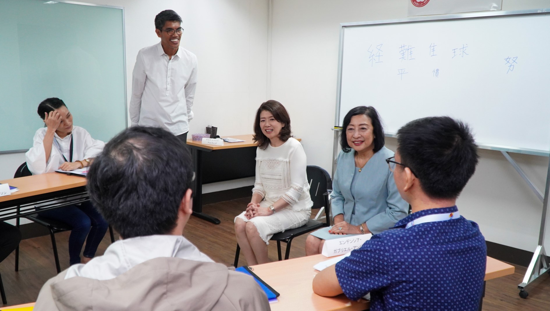 Mrs. Kishida visiting the Japanese Language Center Foundation (1)
