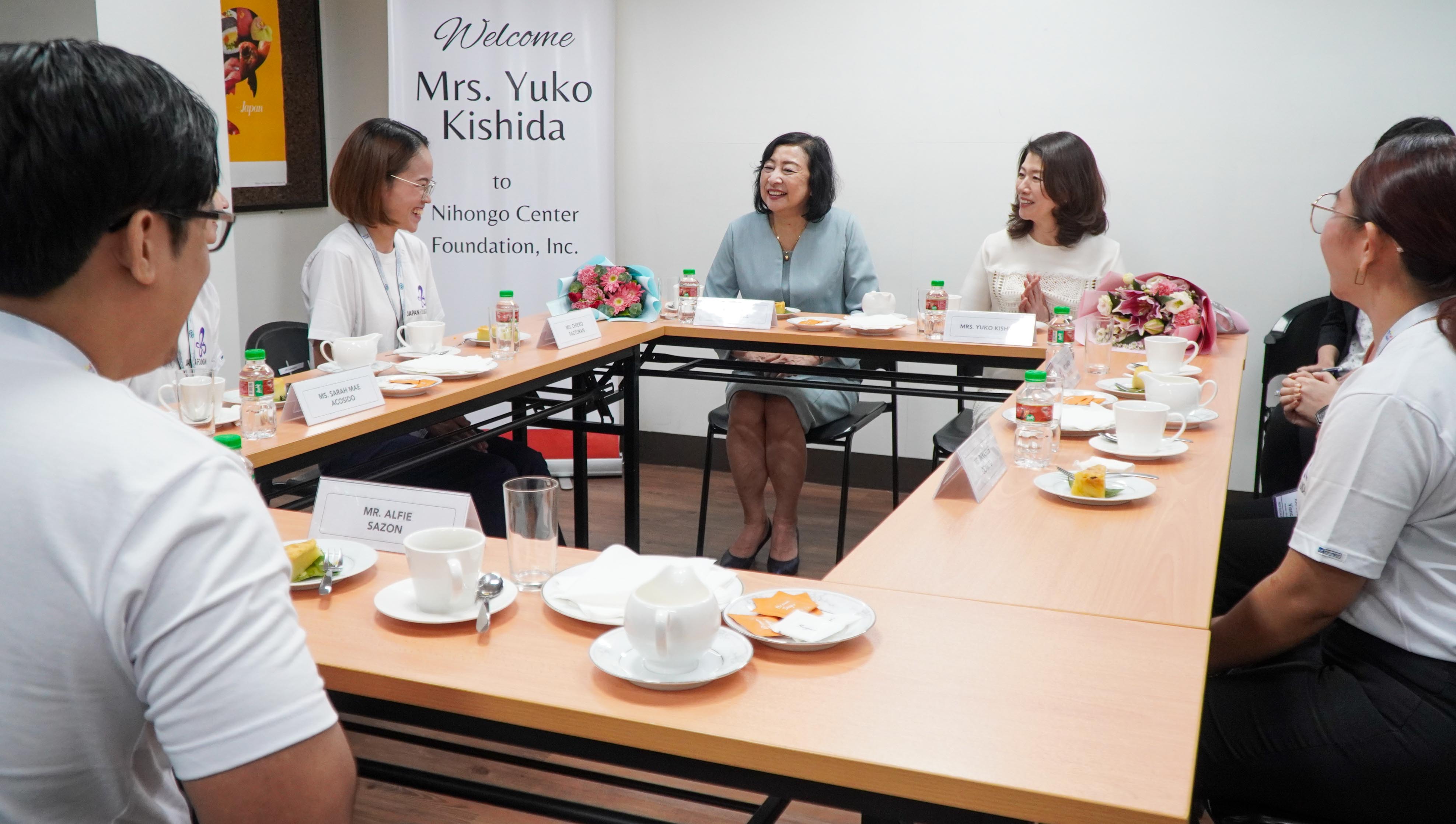 Mrs. Kishida visiting the Japanese Language Center Foundation (4)