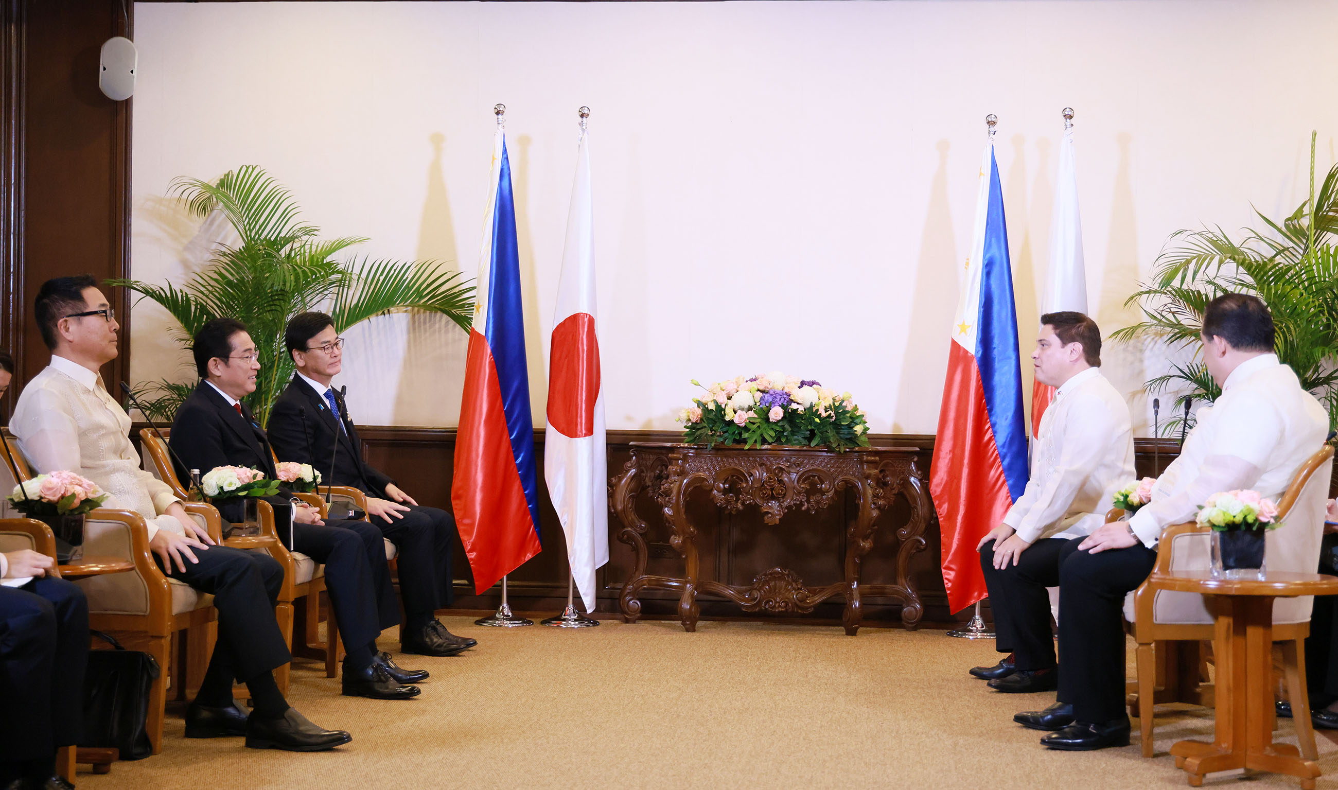 Prime Minister Kishida speaking with the President of the Senate and Speaker of the House of Representatives