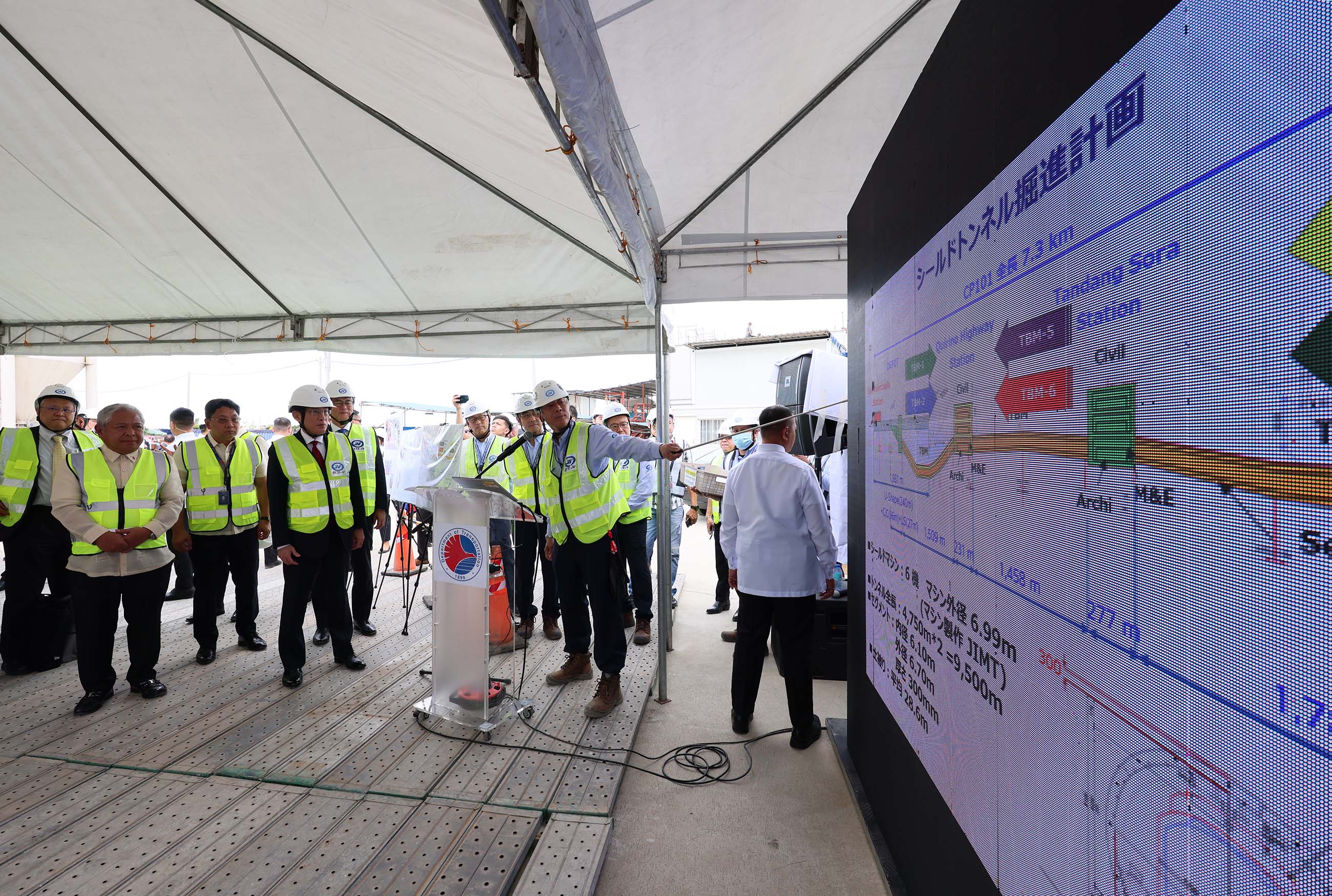 Prime Minister Kishida visiting the Metro Manila Subway Project construction site (1)