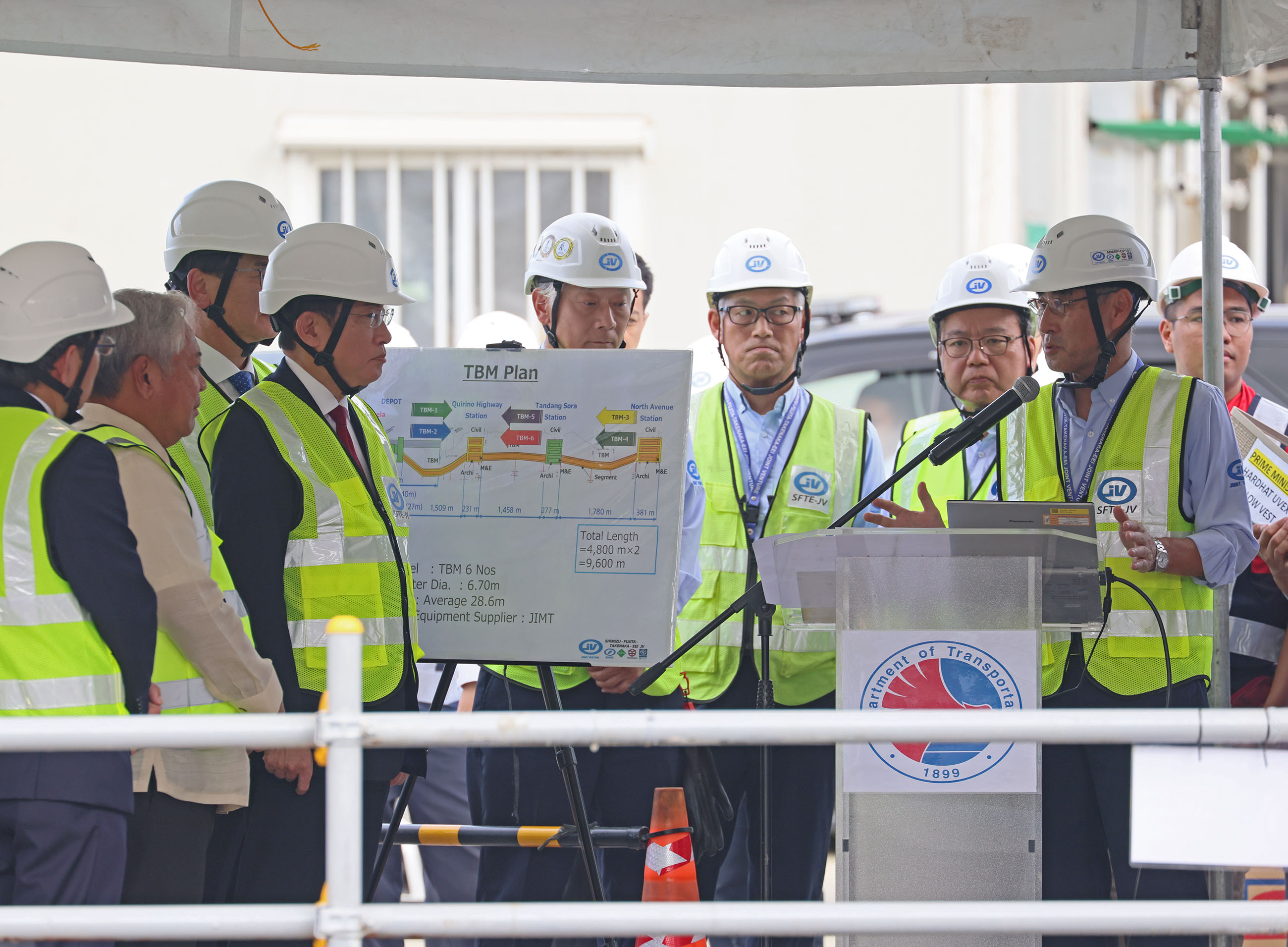 Prime Minister Kishida visiting the Metro Manila Subway Project construction site (2)