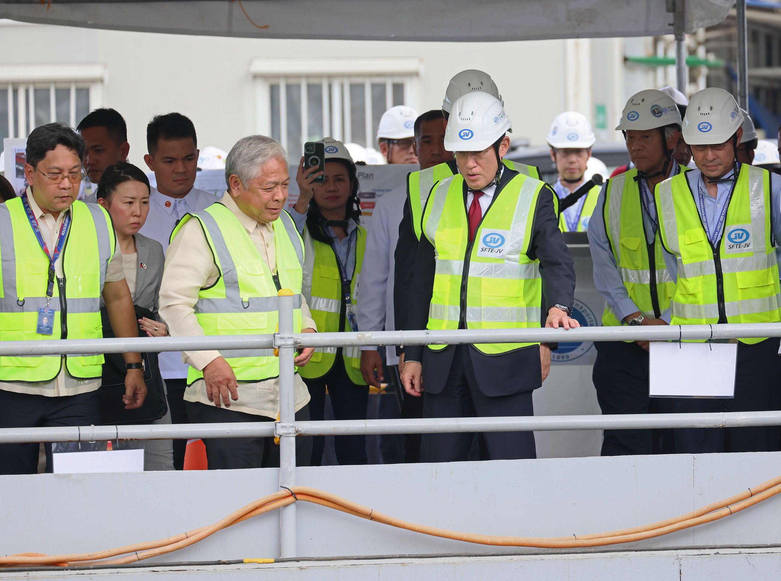 Prime Minister Kishida visiting the Metro Manila Subway Project construction site (3)
