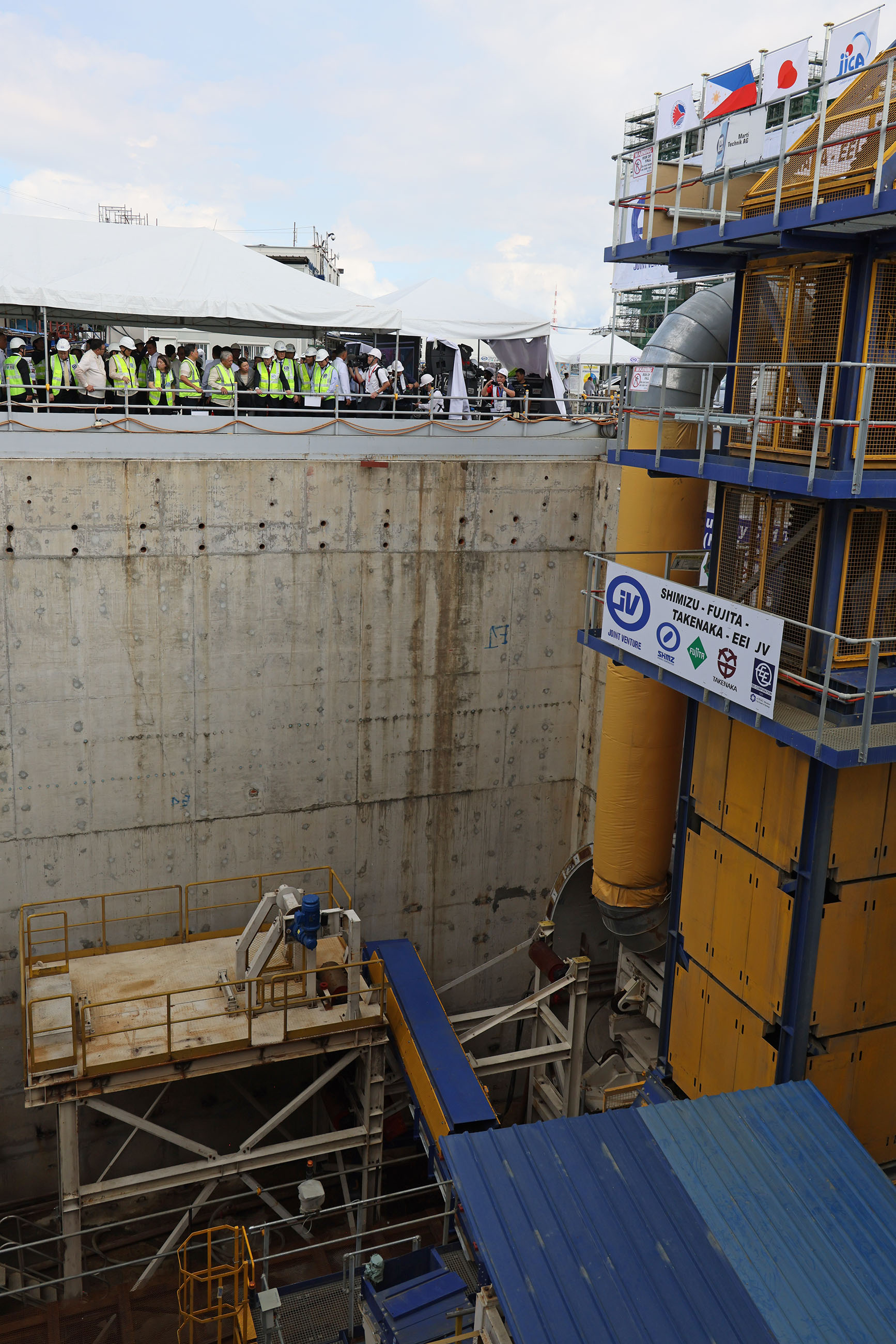 Prime Minister Kishida visiting the Metro Manila Subway Project construction site (4)