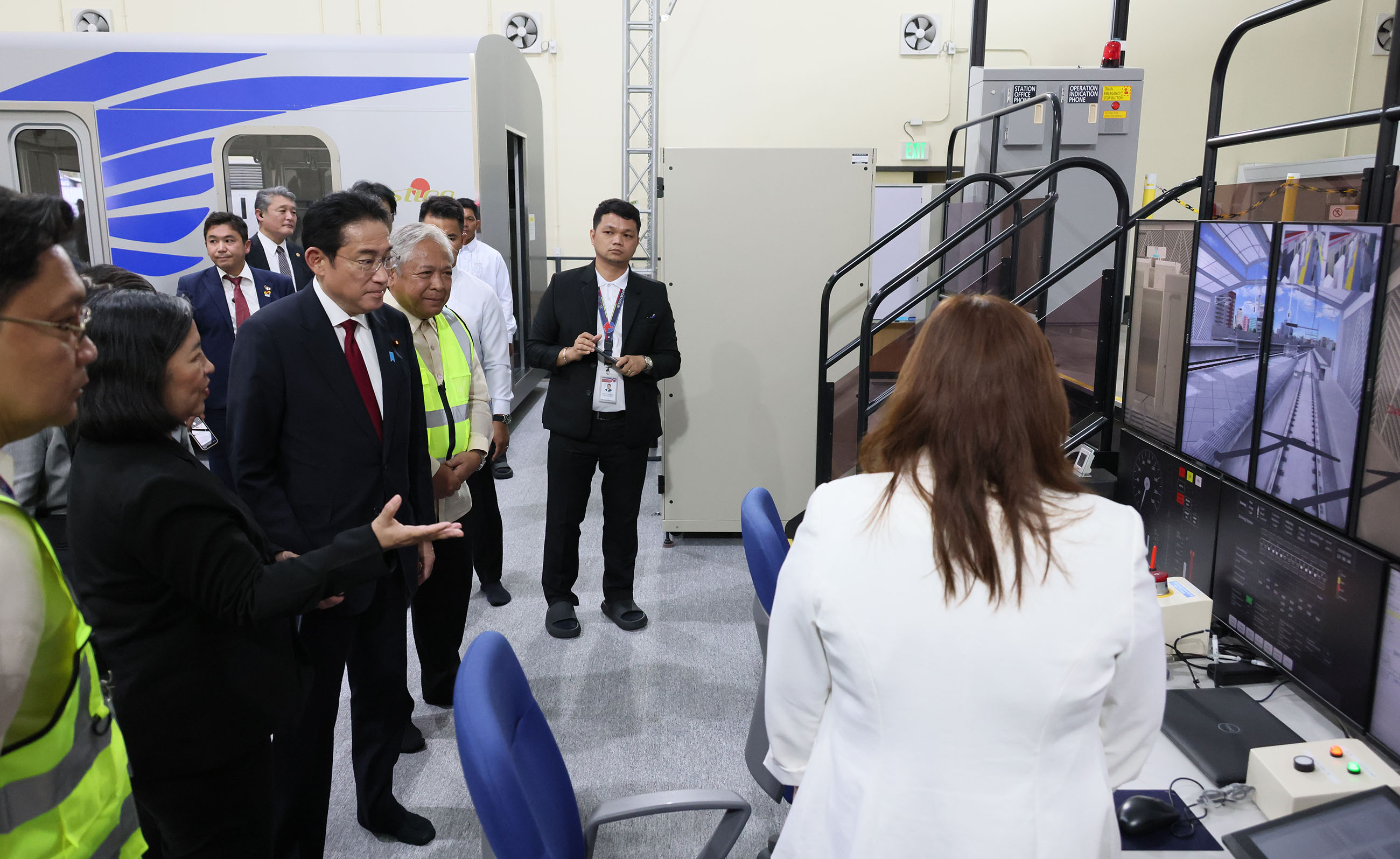 Prime Minister Kishida visiting the Metro Manila Subway Project construction site (5)