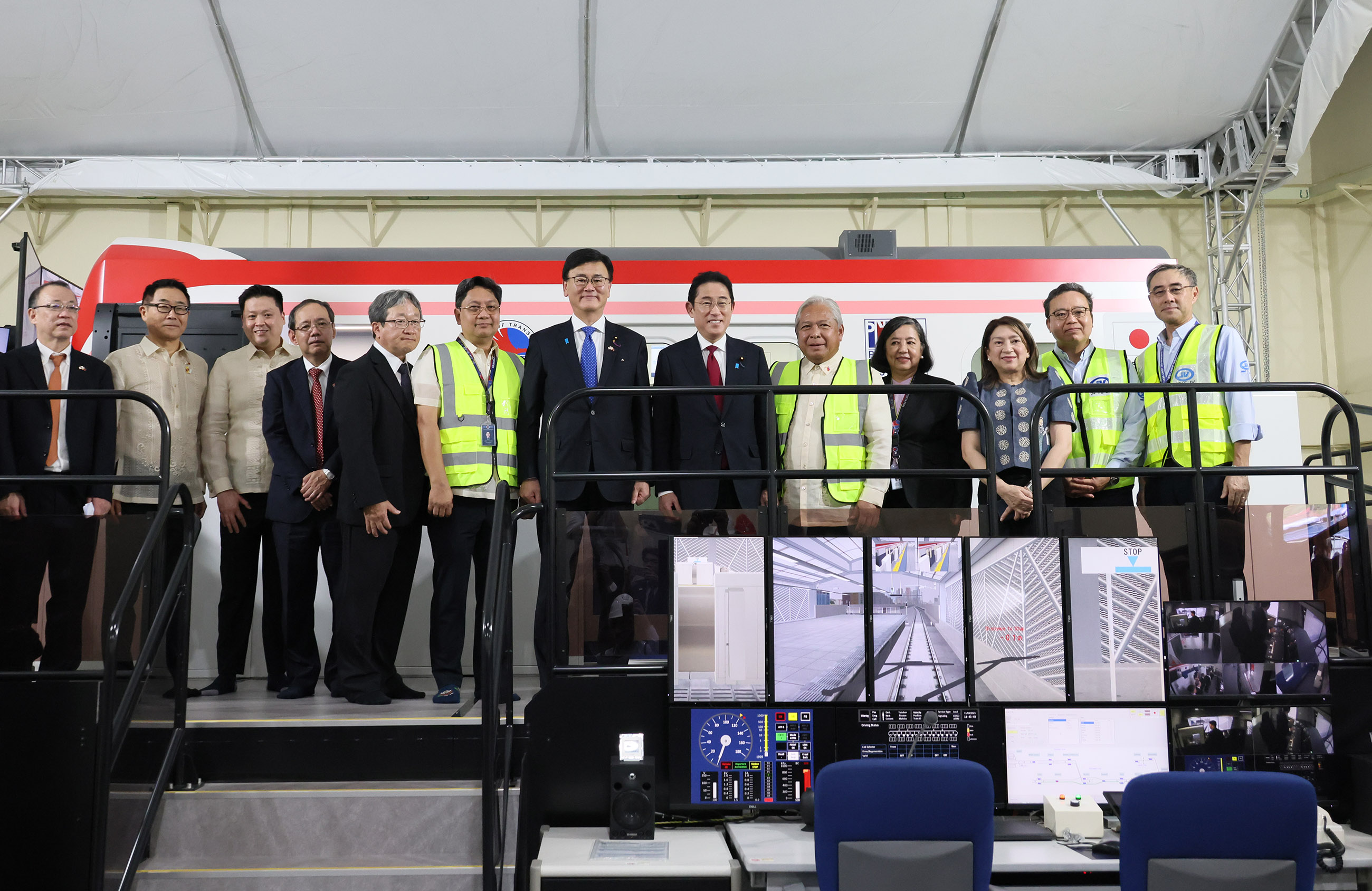 Prime Minister Kishida visiting the Metro Manila Subway Project construction site (7)