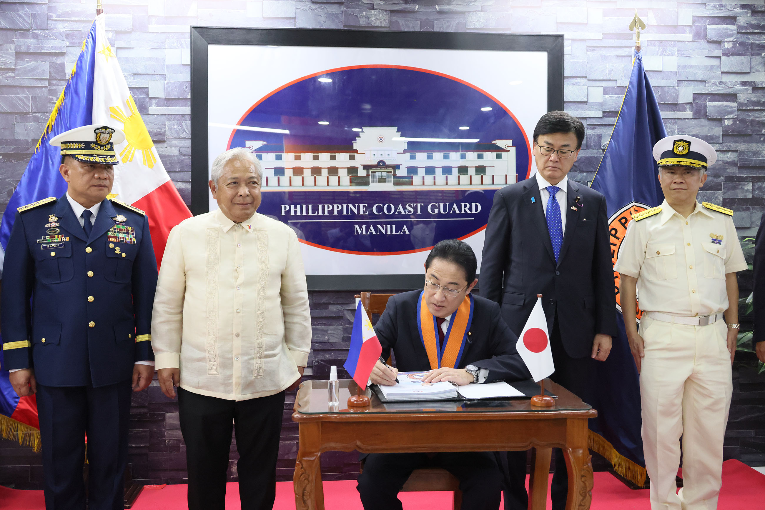 Prime Minister Kishida visiting the Philippine Coast Guard (1)