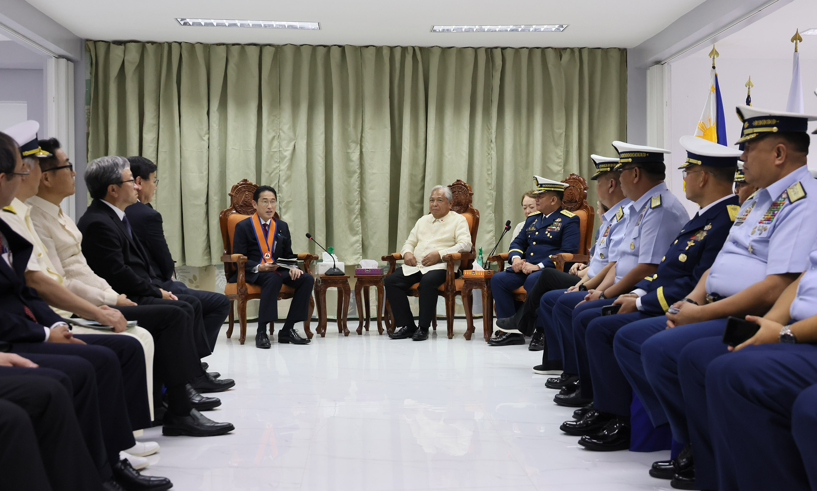 Prime Minister Kishida visiting the Philippine Coast Guard (2)