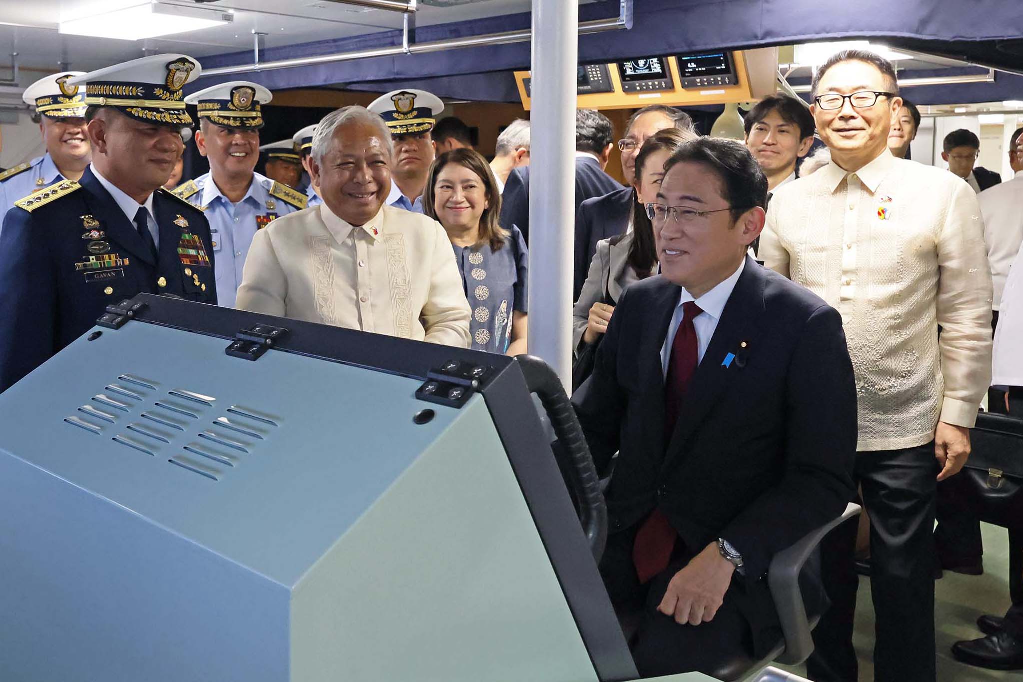 Prime Minister Kishida visiting the Philippine Coast Guard (3)