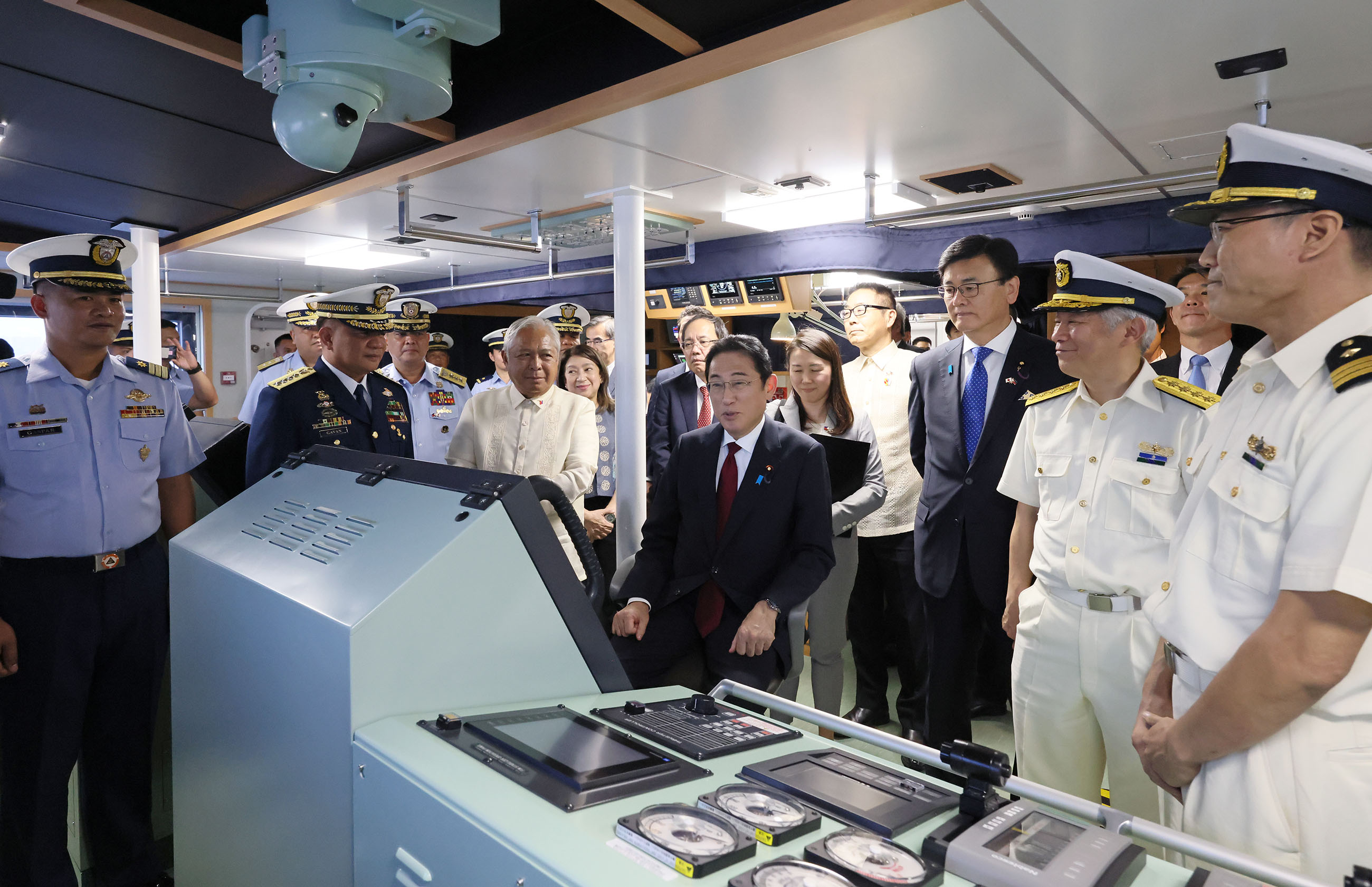 Prime Minister Kishida visiting the Philippine Coast Guard (4)