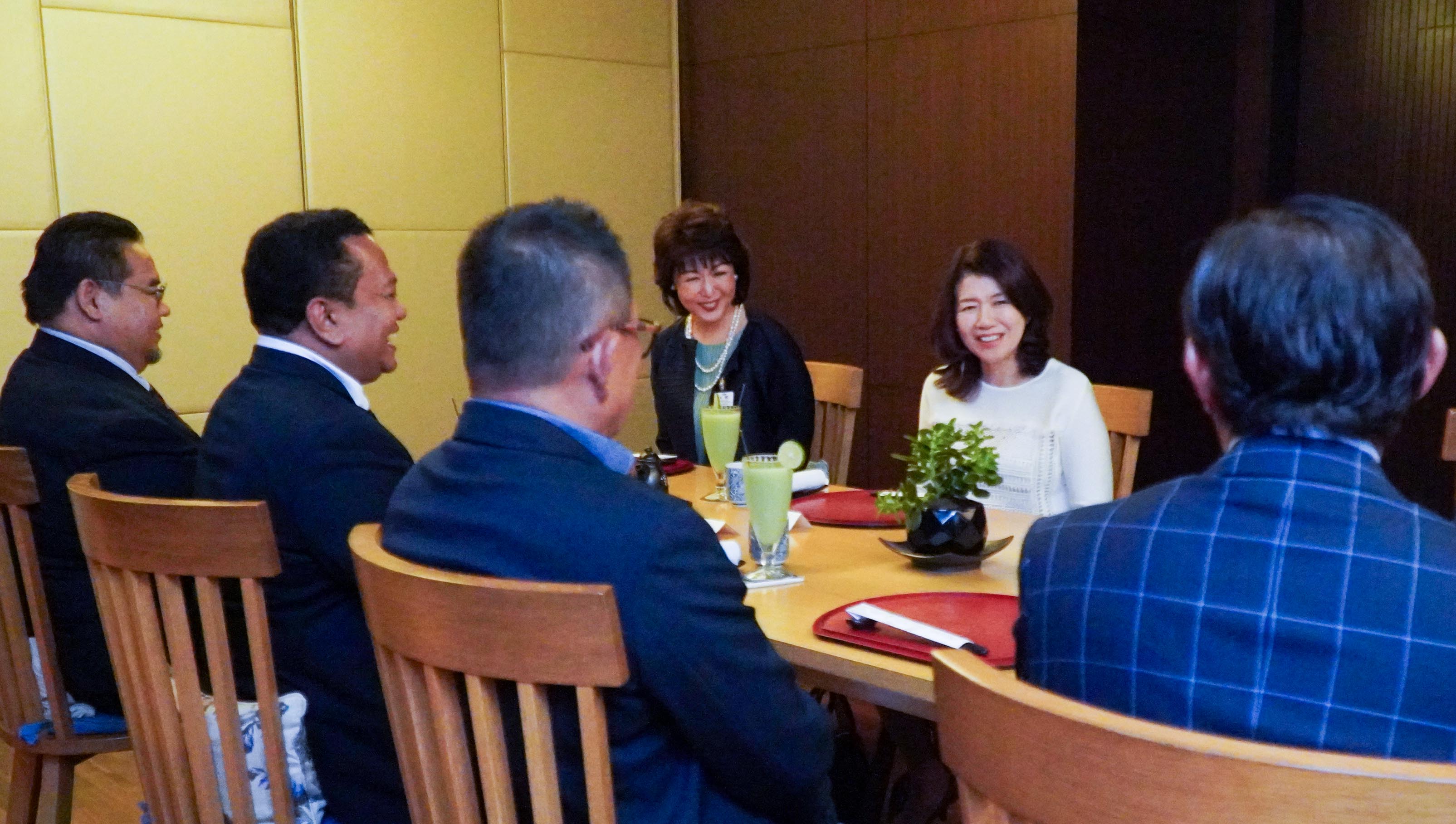 Mrs. Kishida attending a dinner with former students who have studied in Japan (2)