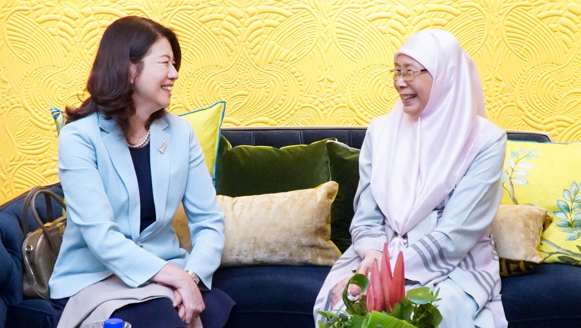 Mrs. Kishida speaking with the spouse of Prime Minister Anwar