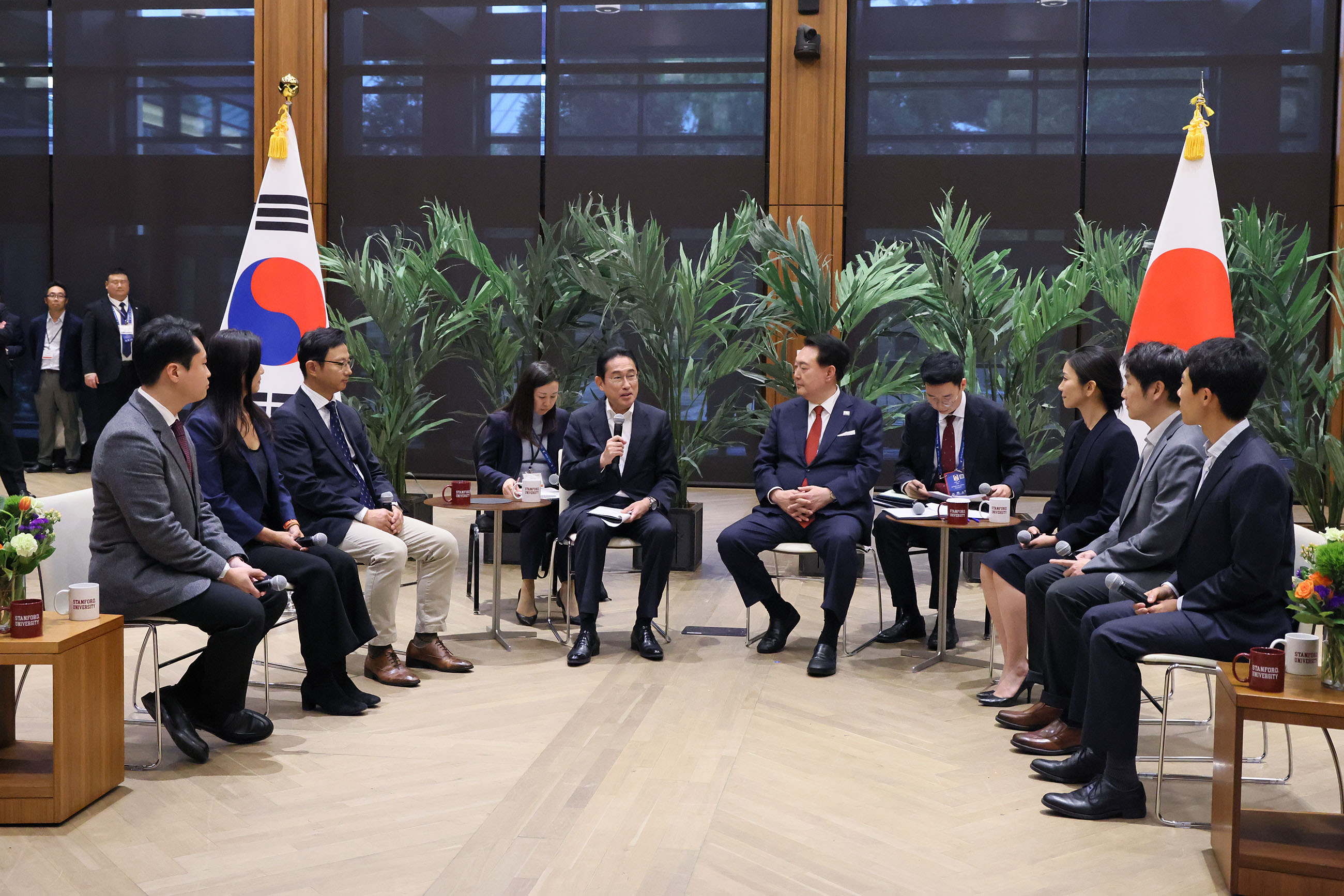 Prime Minister Kishida attending a roundtable with Japanese and Korean startup companies (2)