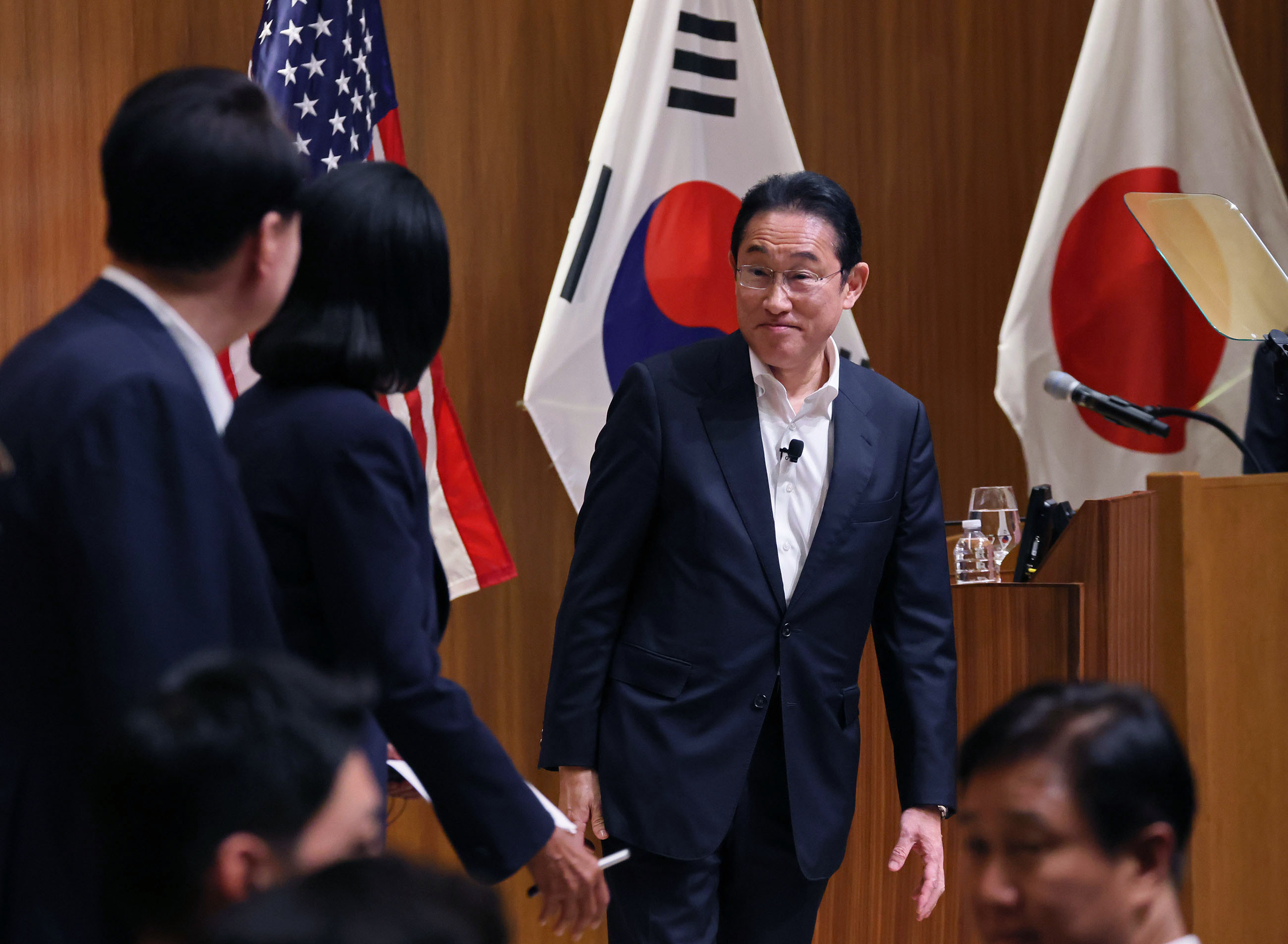 Prime Minister Kishida attending a Japan-ROK Summit Discussion (1)