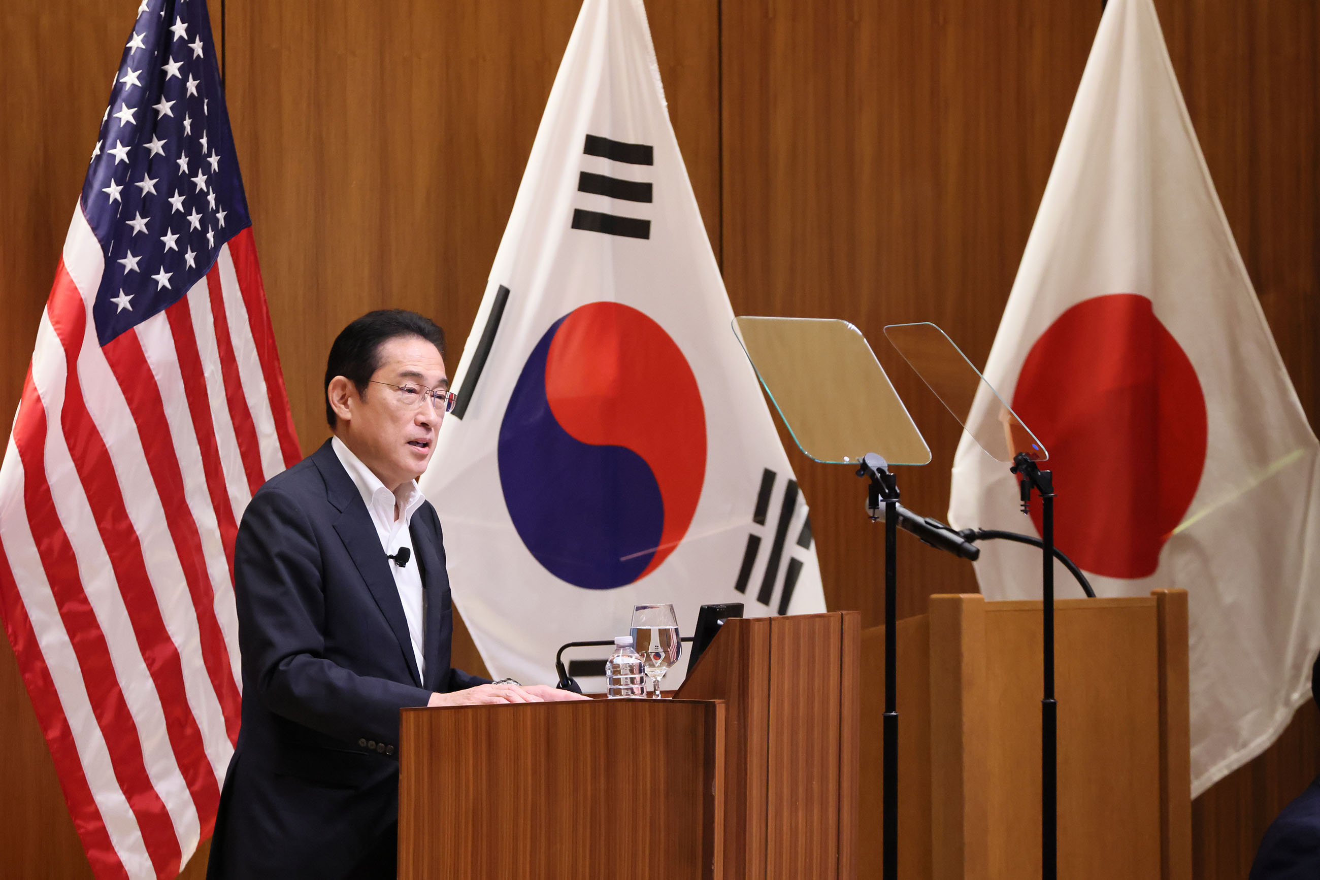 Prime Minister Kishida attending a Japan-ROK Summit Discussion (2)