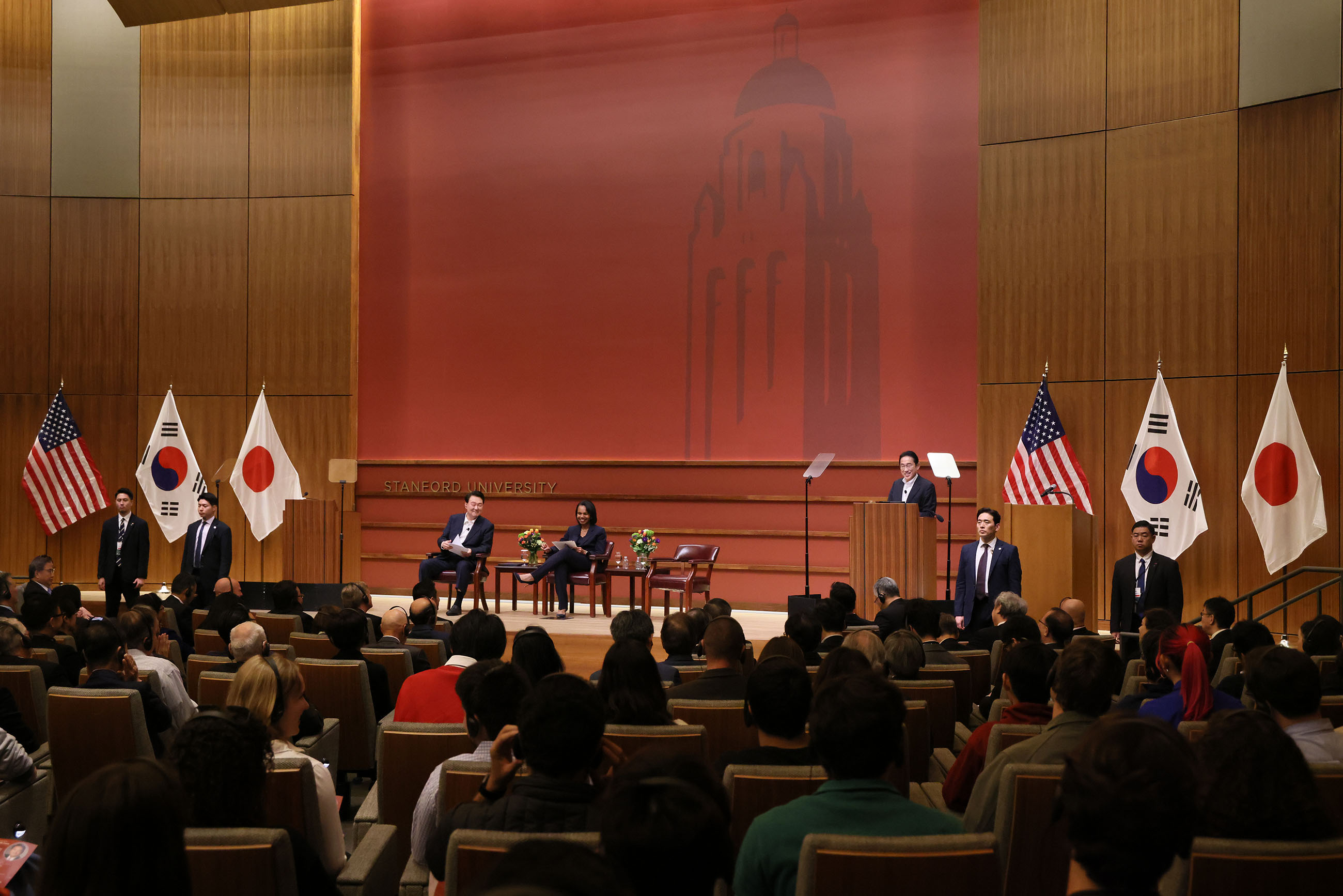 Prime Minister Kishida attending a Japan-ROK Summit Discussion (3)