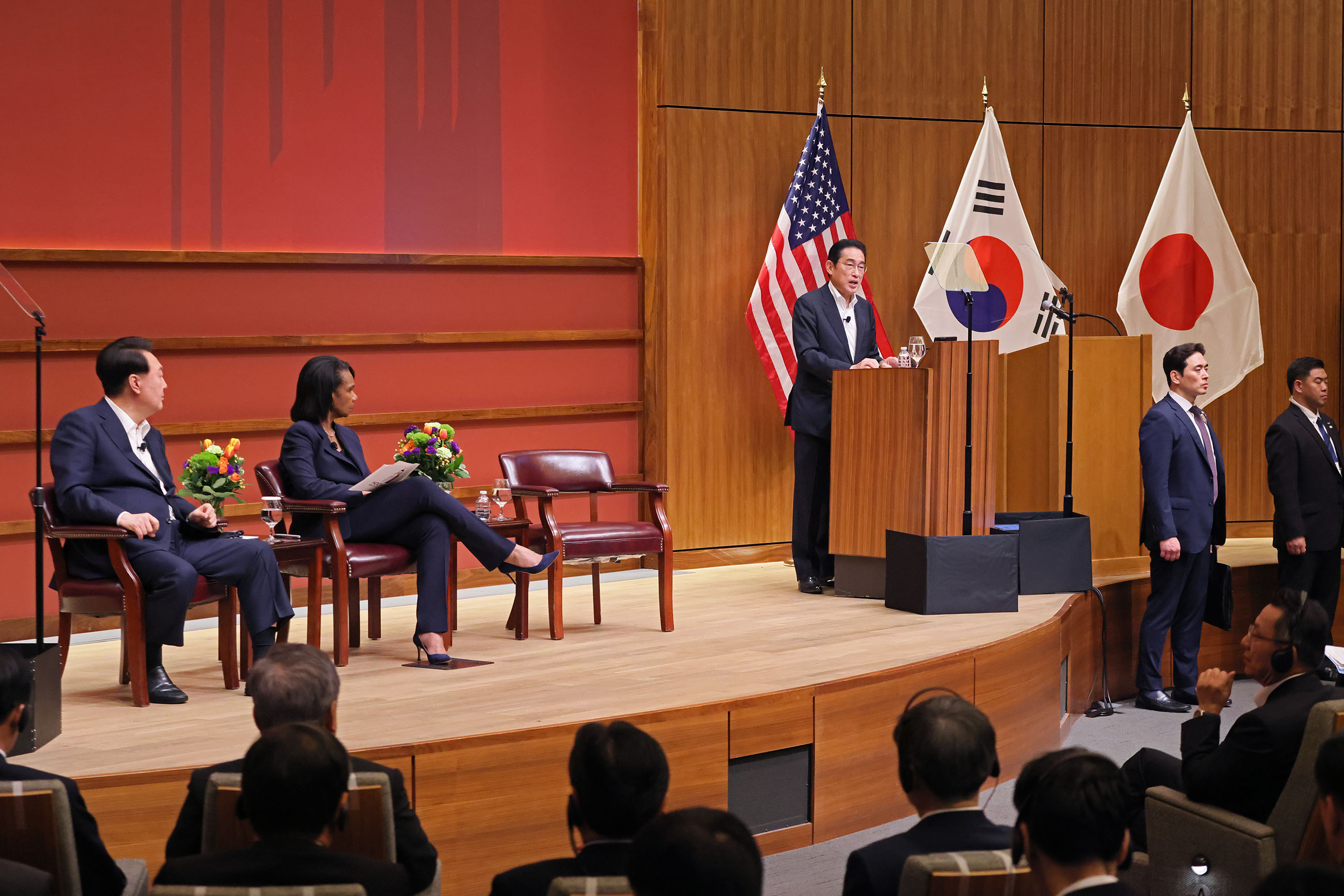 Prime Minister Kishida attending a Japan-ROK Summit Discussion (4)