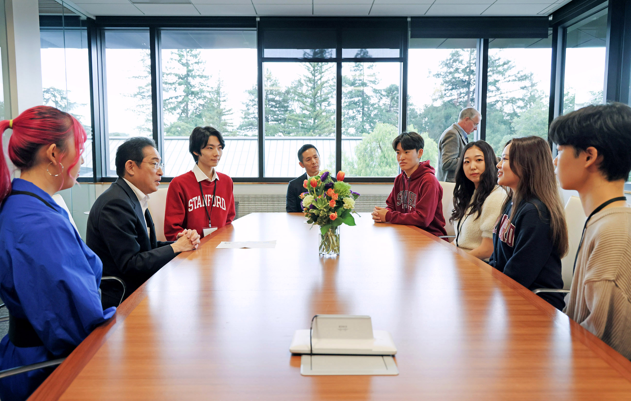 Prime Minister Kishida meeting students from Japan studying at Stanford University (1)