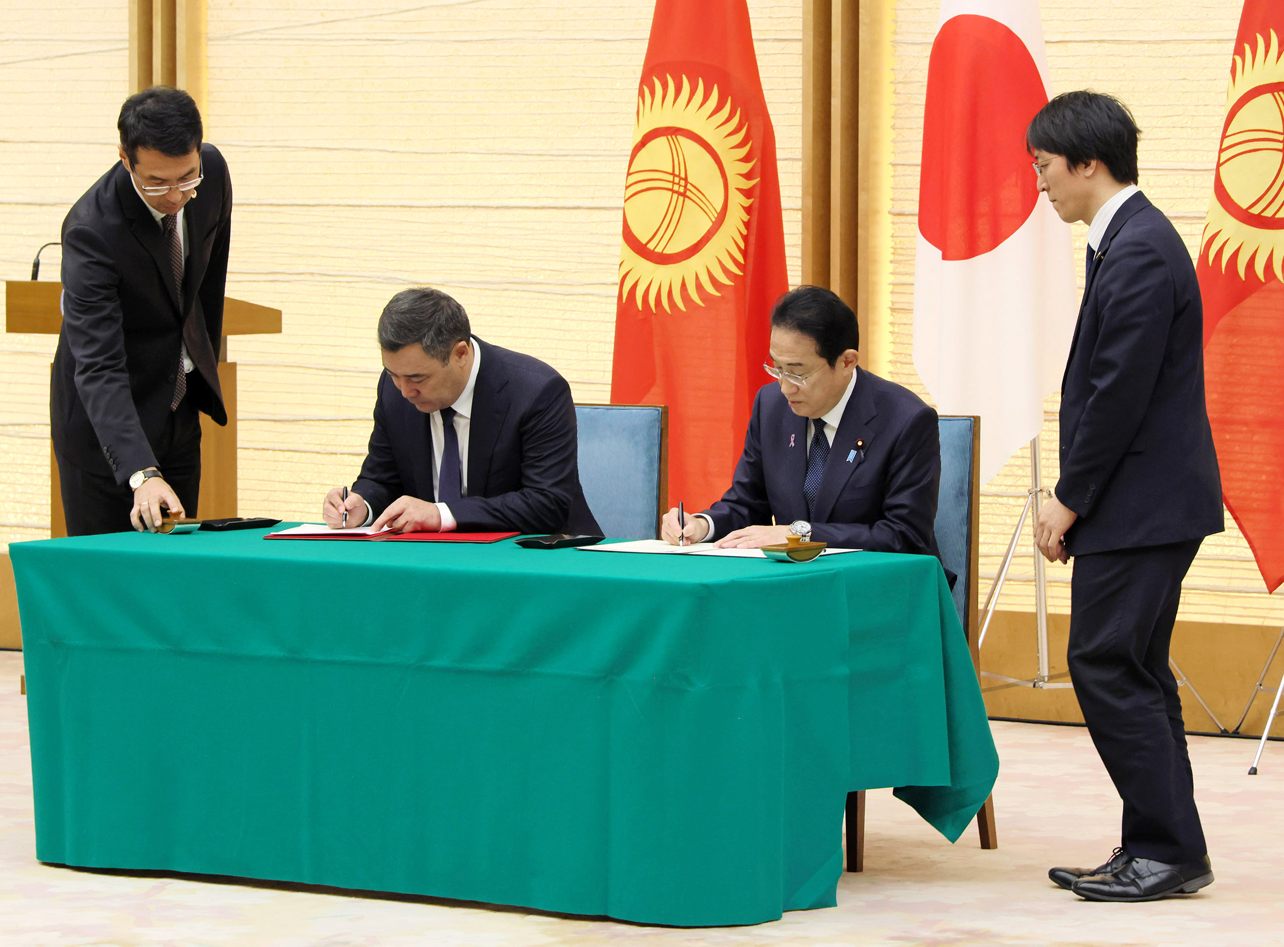 Signing and exchange of documents (2)