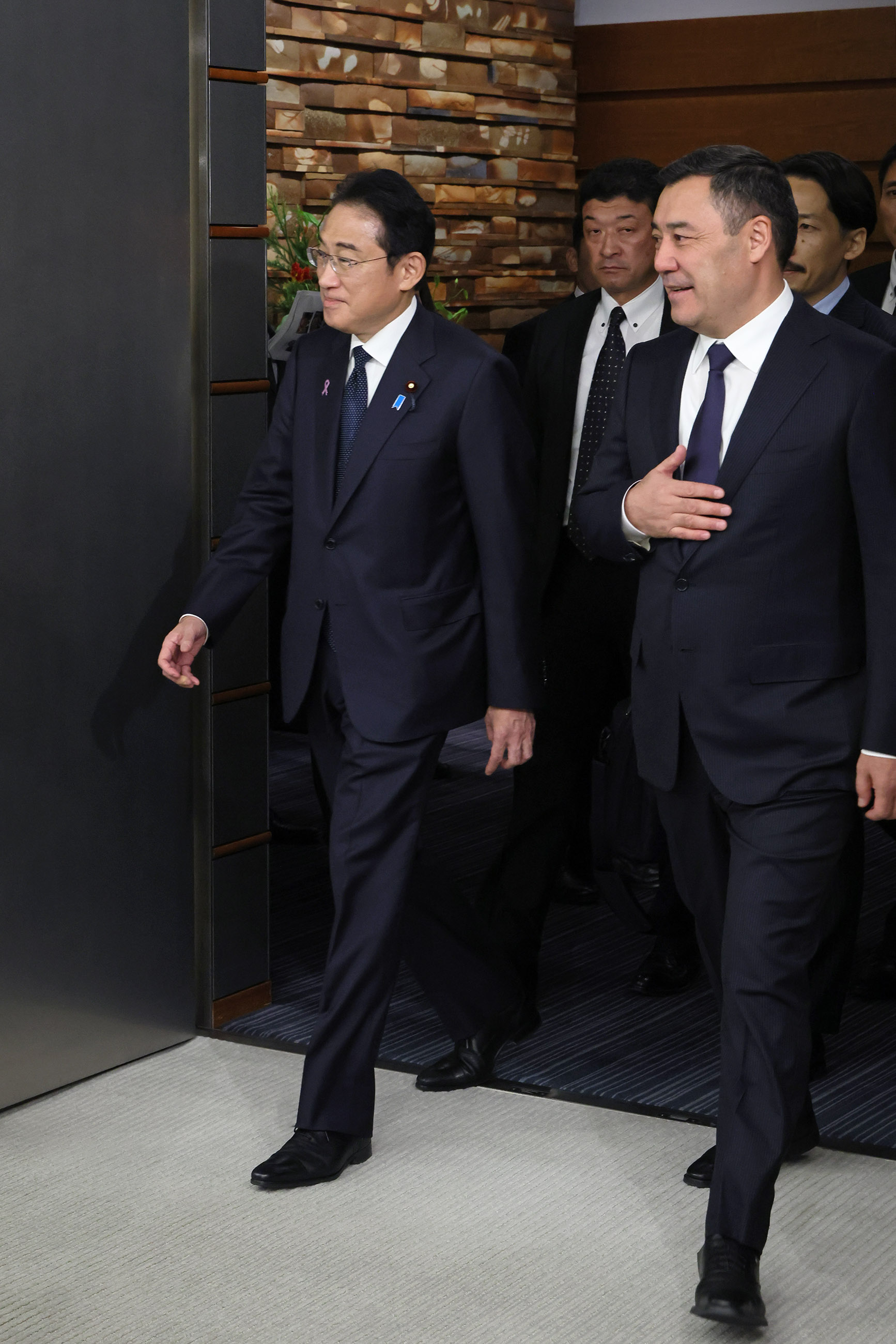 Japan-Kyrgyz Summit Meeting (2)