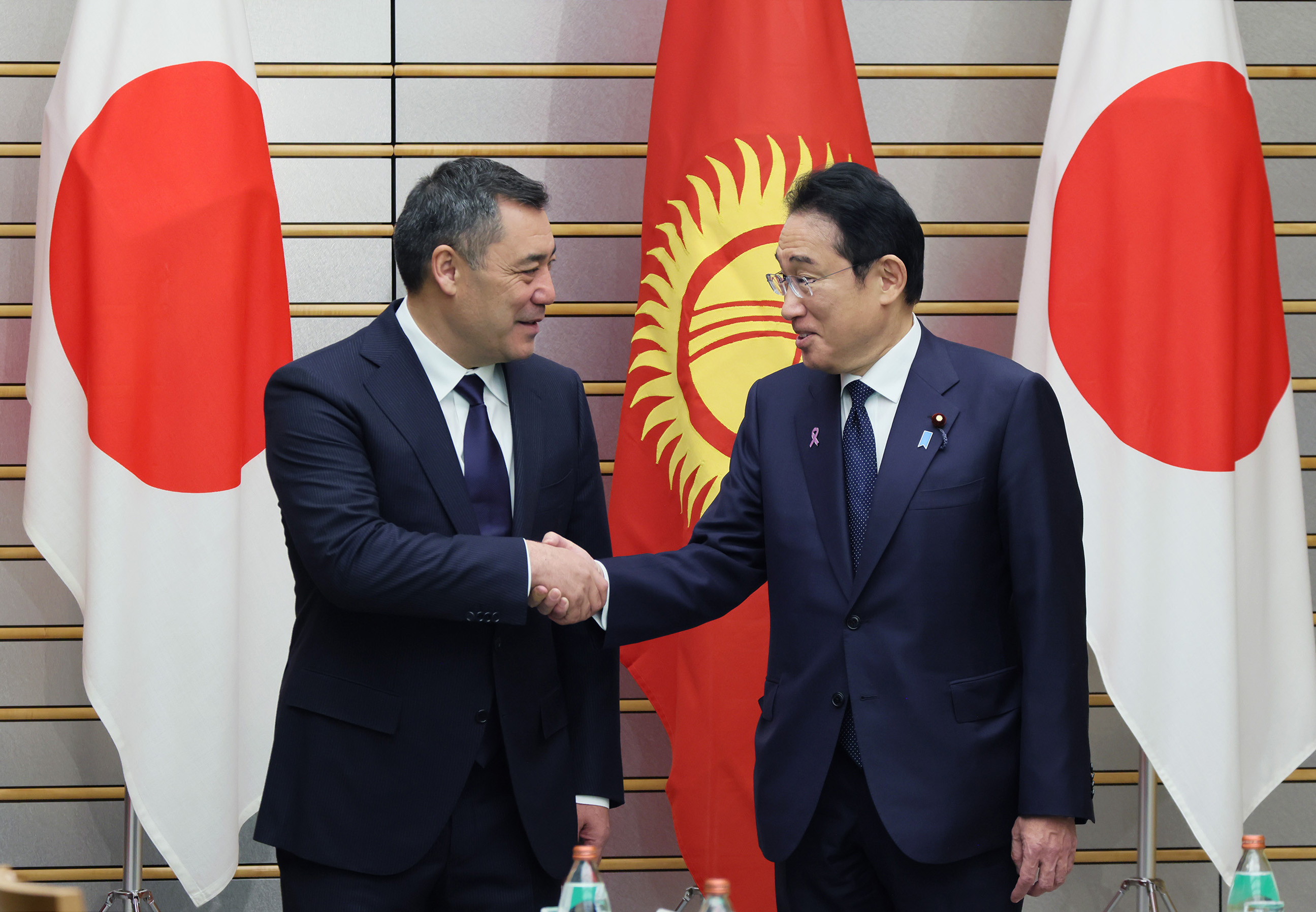 Japan-Kyrgyz Summit Meeting (3)