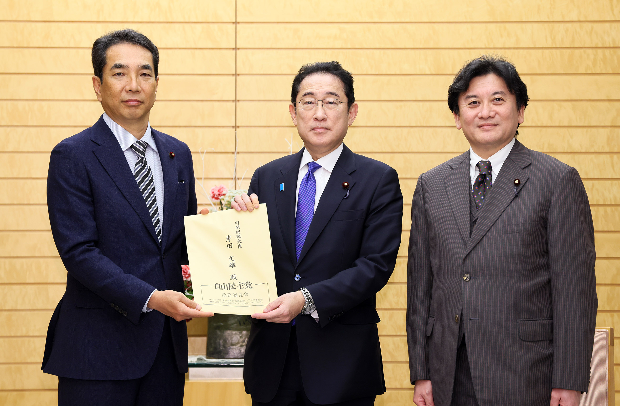Prime Minister Kishida receiving a request (1)