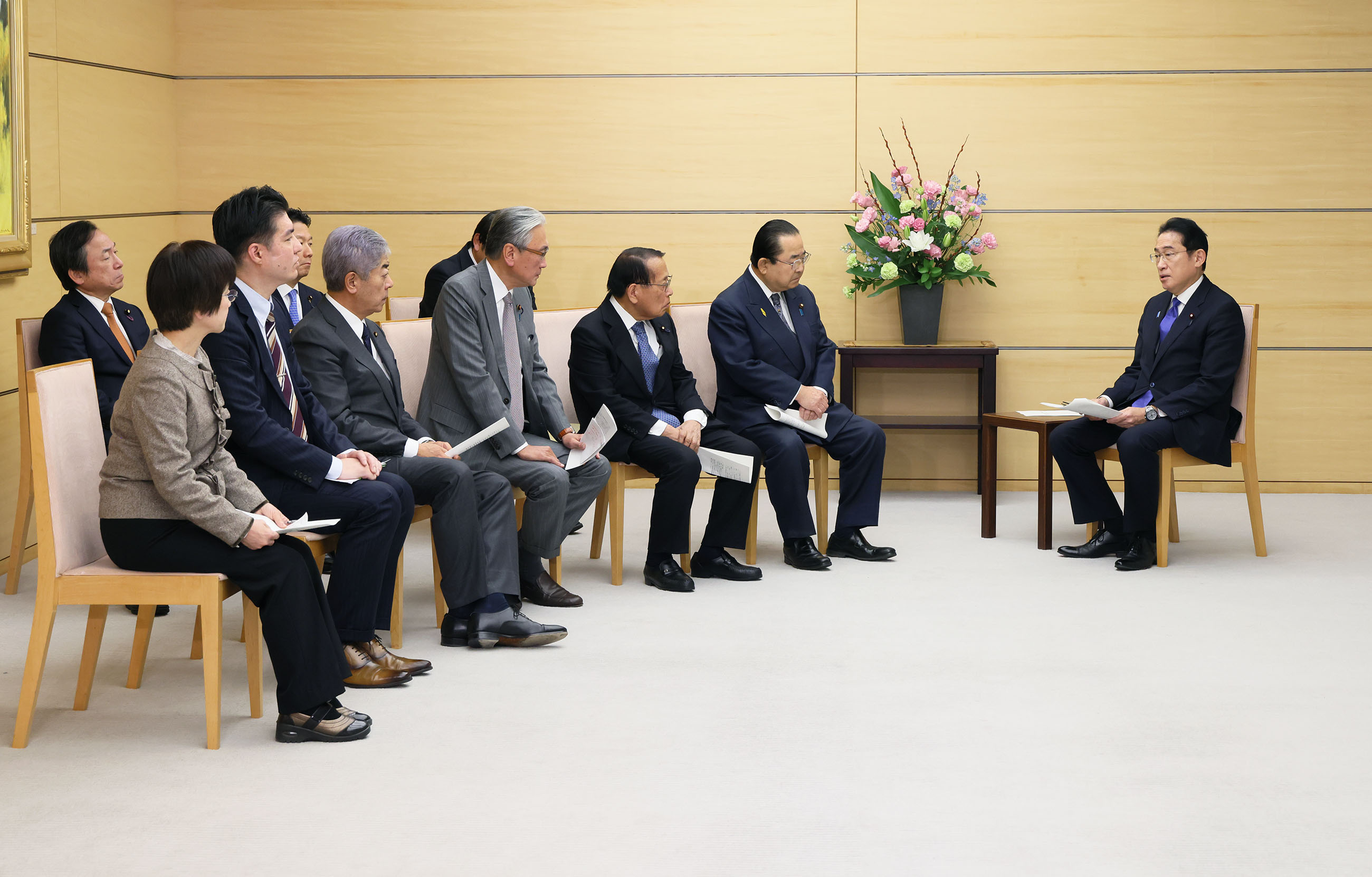 Prime Minister Kishida receiving a request (3)