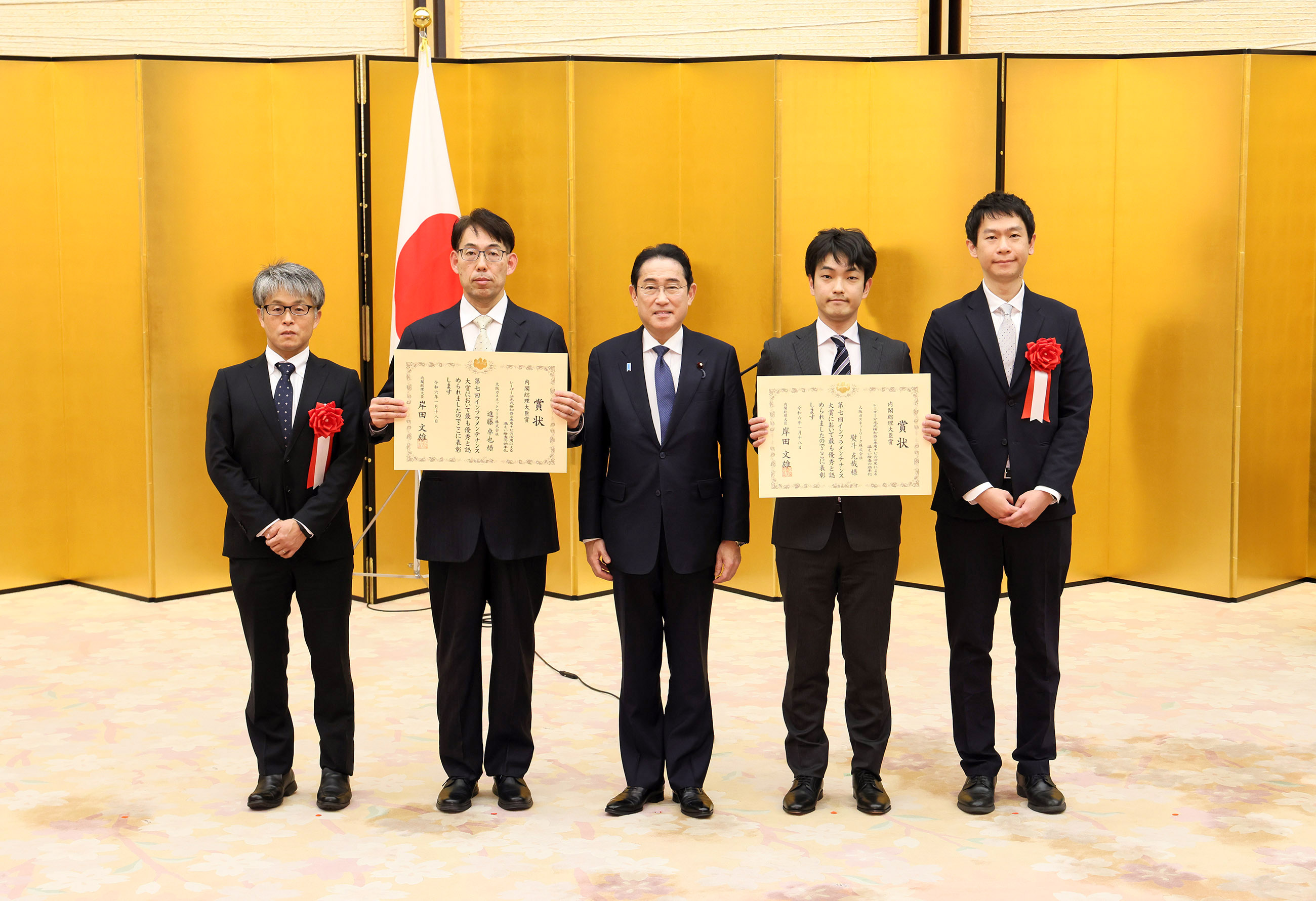 Prime Minister Kishida presenting a certificate of award (3)