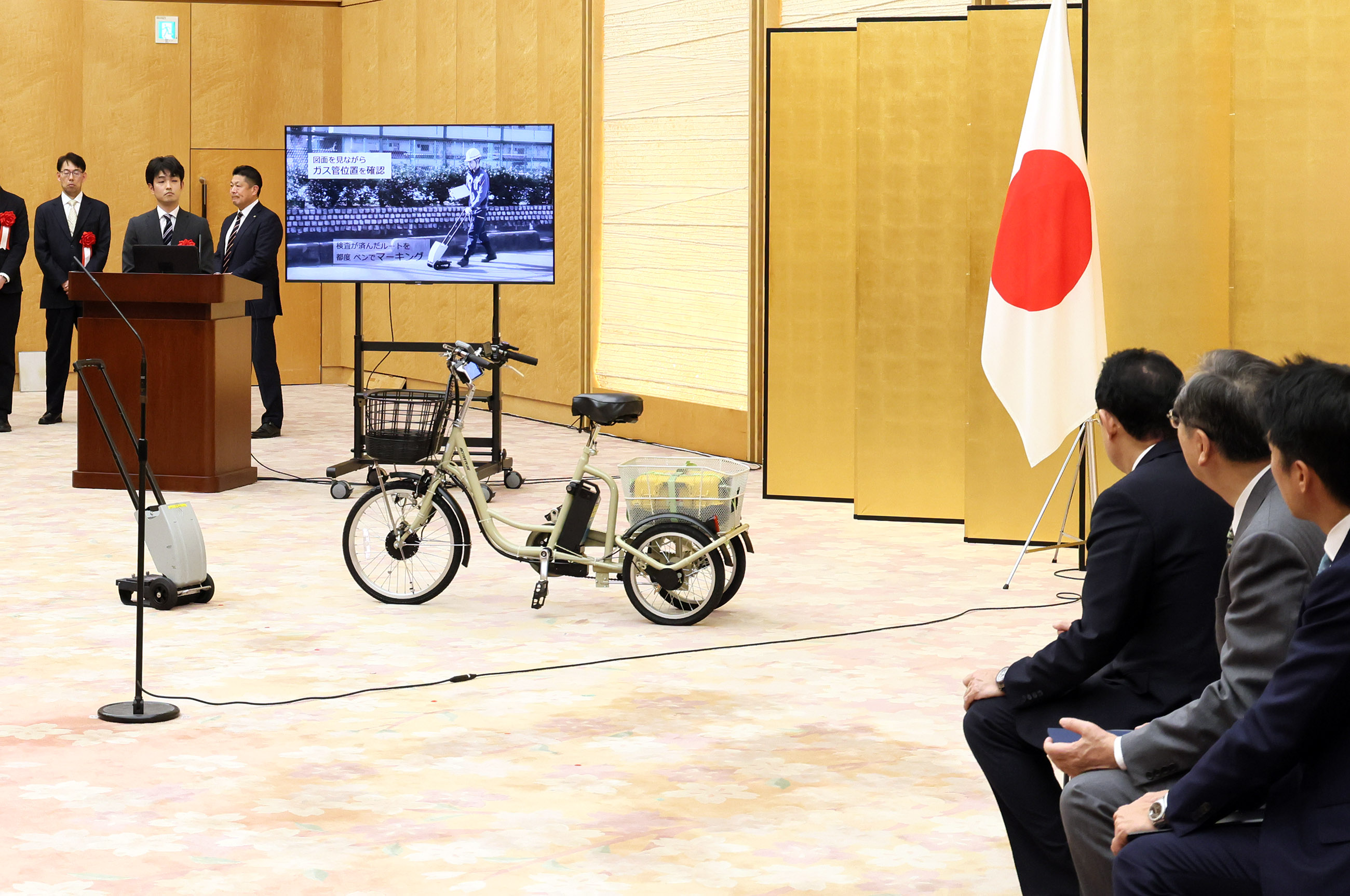 Prime Minister Kishida listening to an explanation (1)