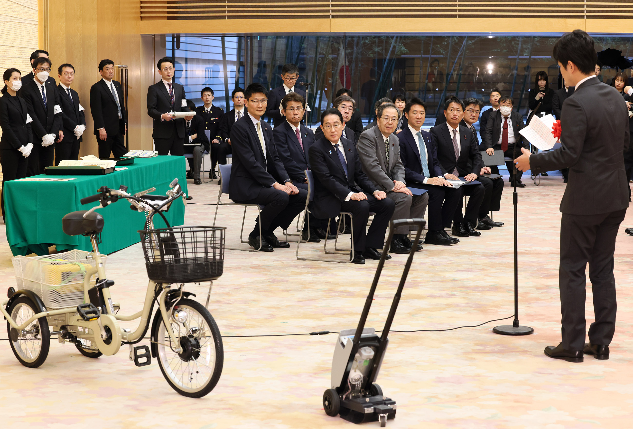 Prime Minister Kishida listening to an explanation (2)