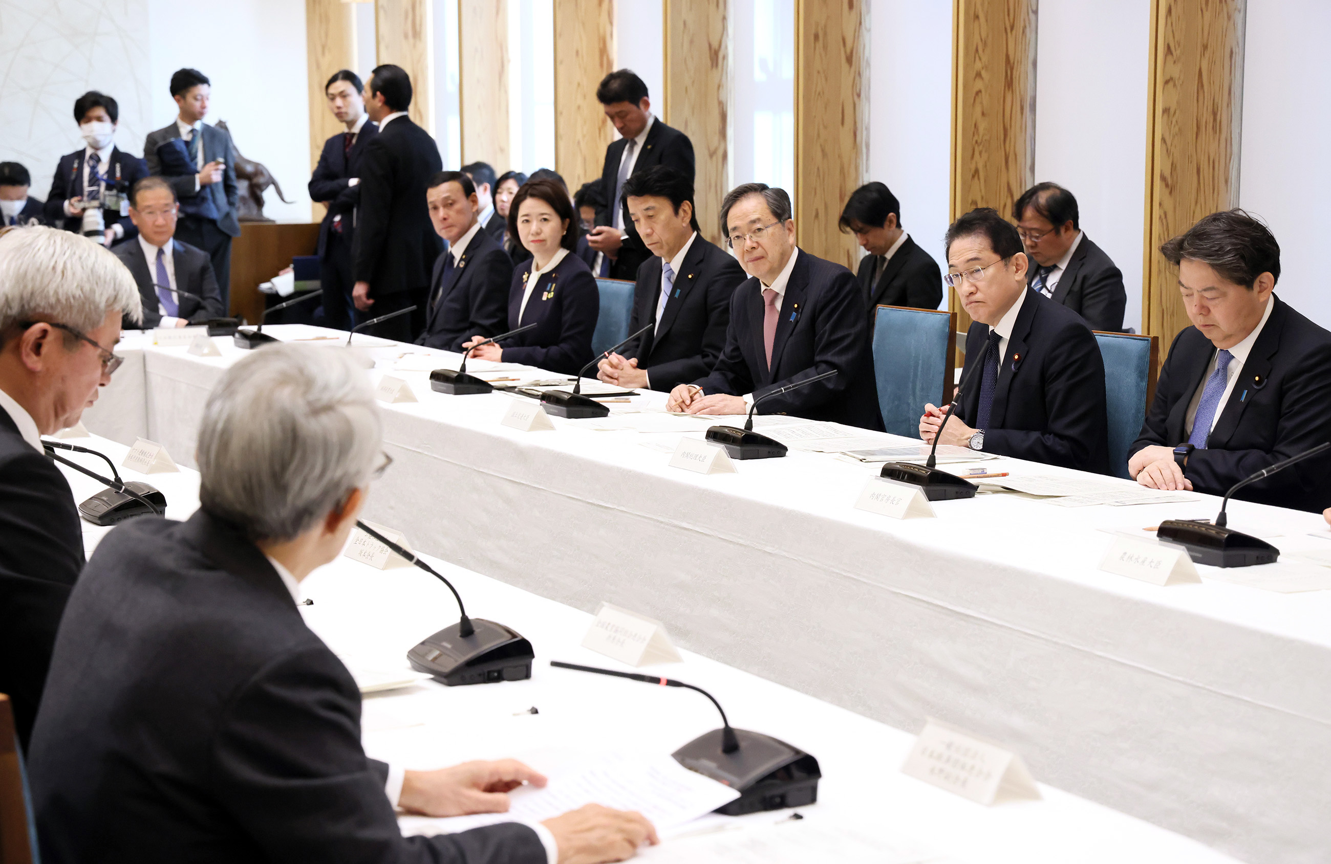 Prime Minister Kishida listening to participants 