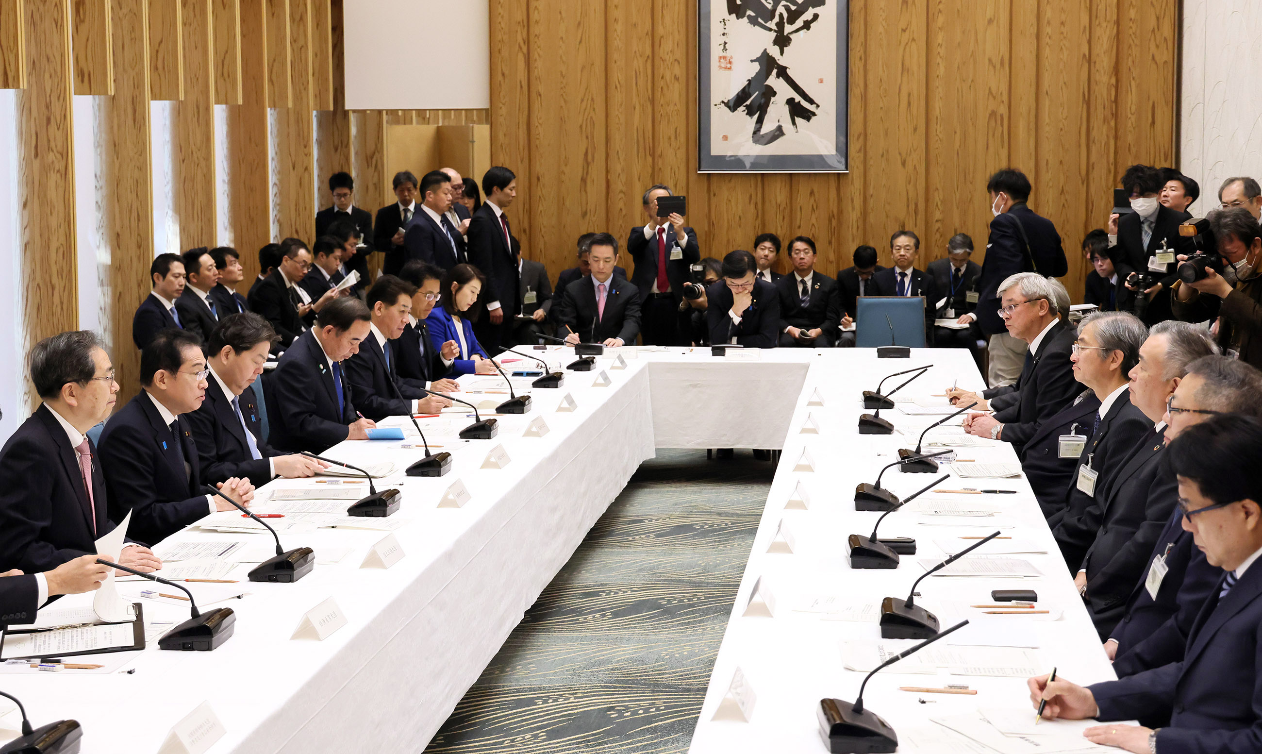 Prime Minister Kishida wrapping up an exchange of views (2) 
