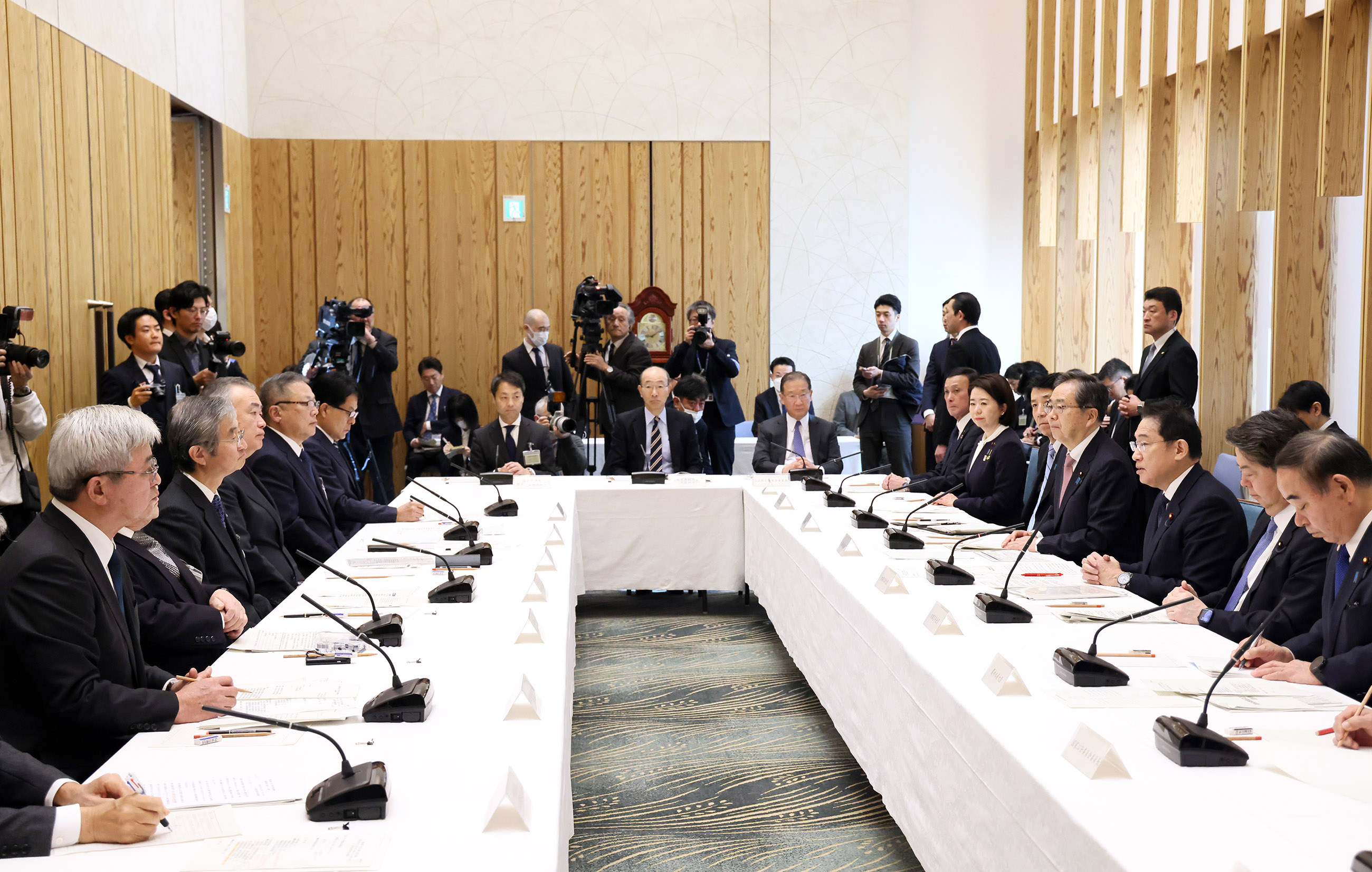 Prime Minister Kishida wrapping up an exchange of views (3) 