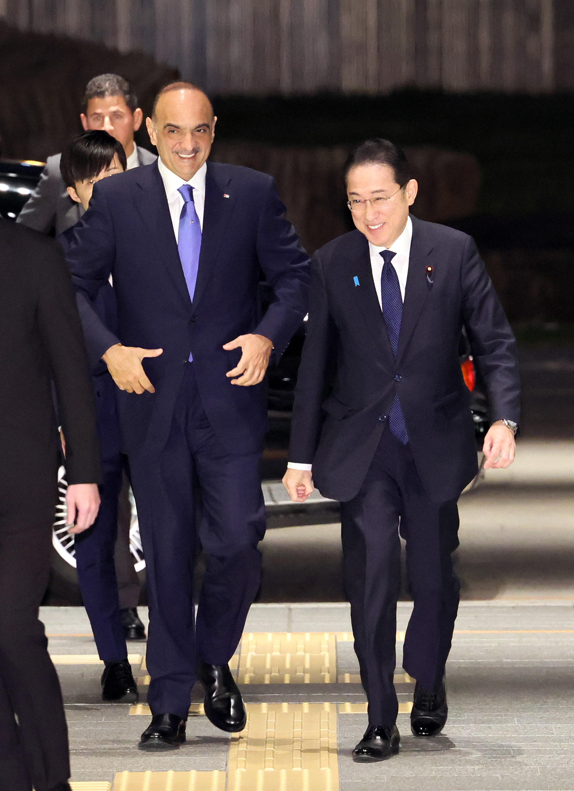 Prime Minister Kishida welcoming Prime Minister Bisher Hani Al-Khasawneh