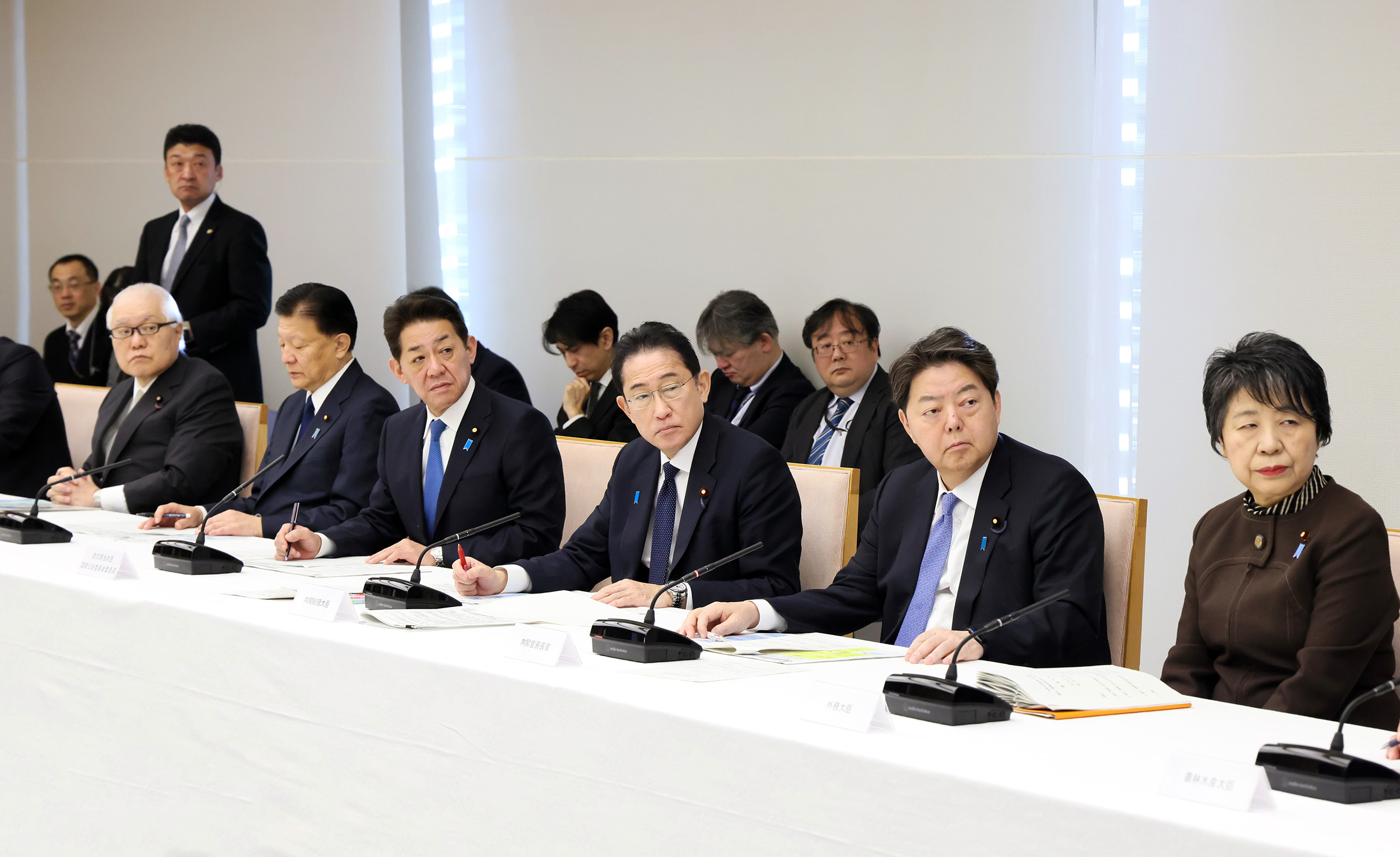 Prime Minister Kishida listening to participants (2)