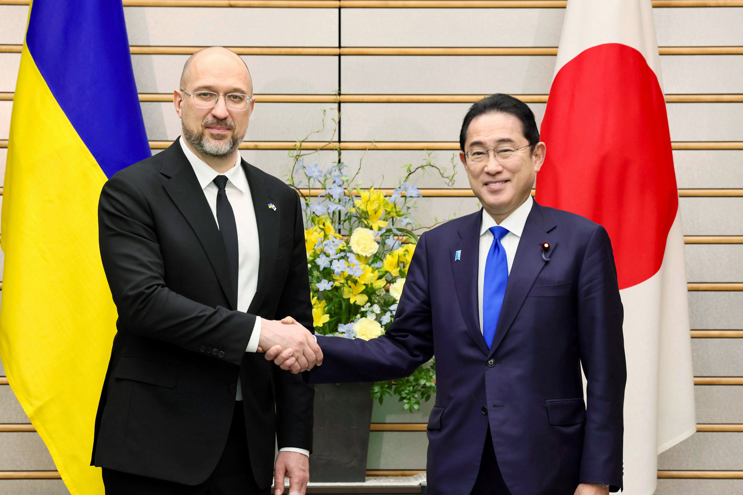 Prime Minister Kishida shaking hands (1)