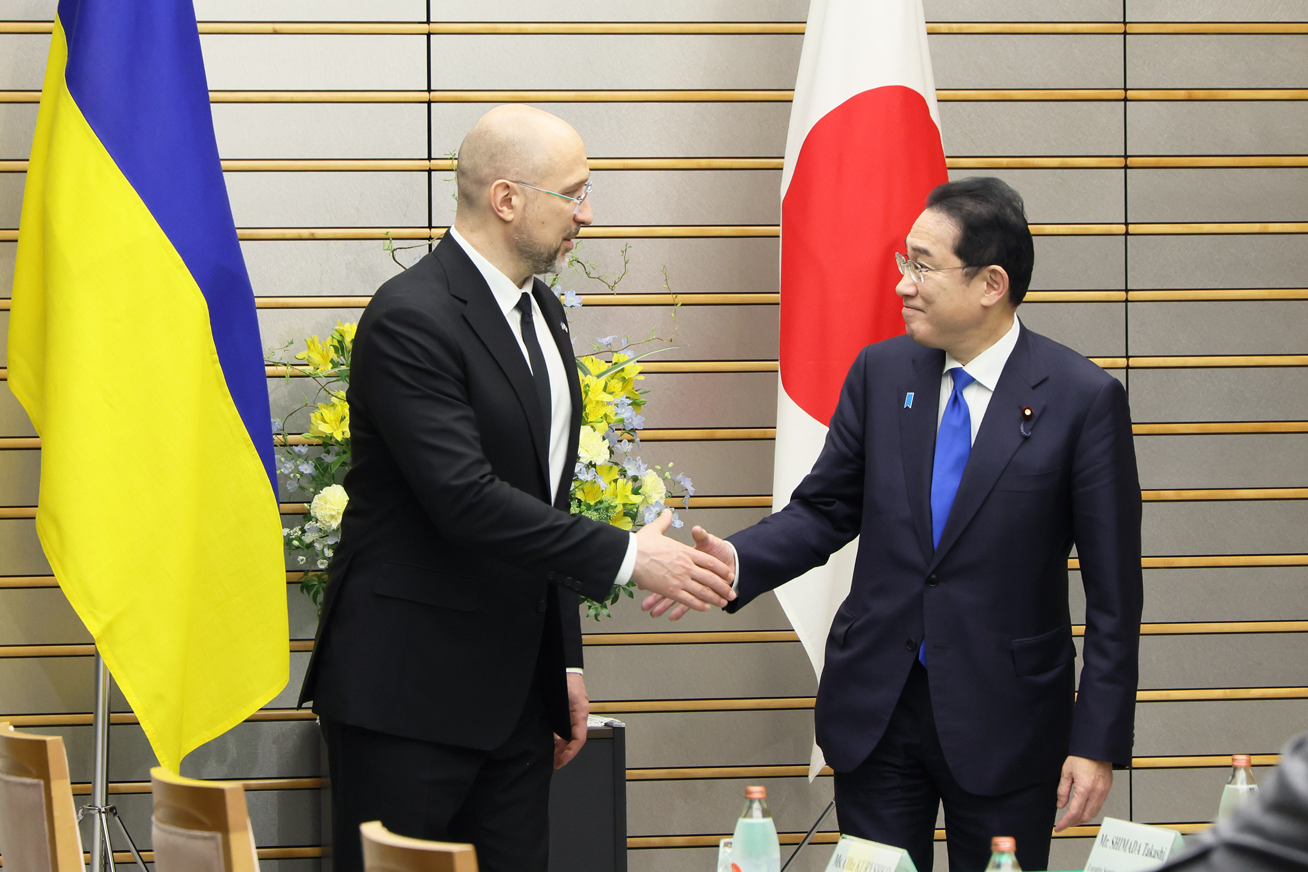Prime Minister Kishida shaking hands (2)