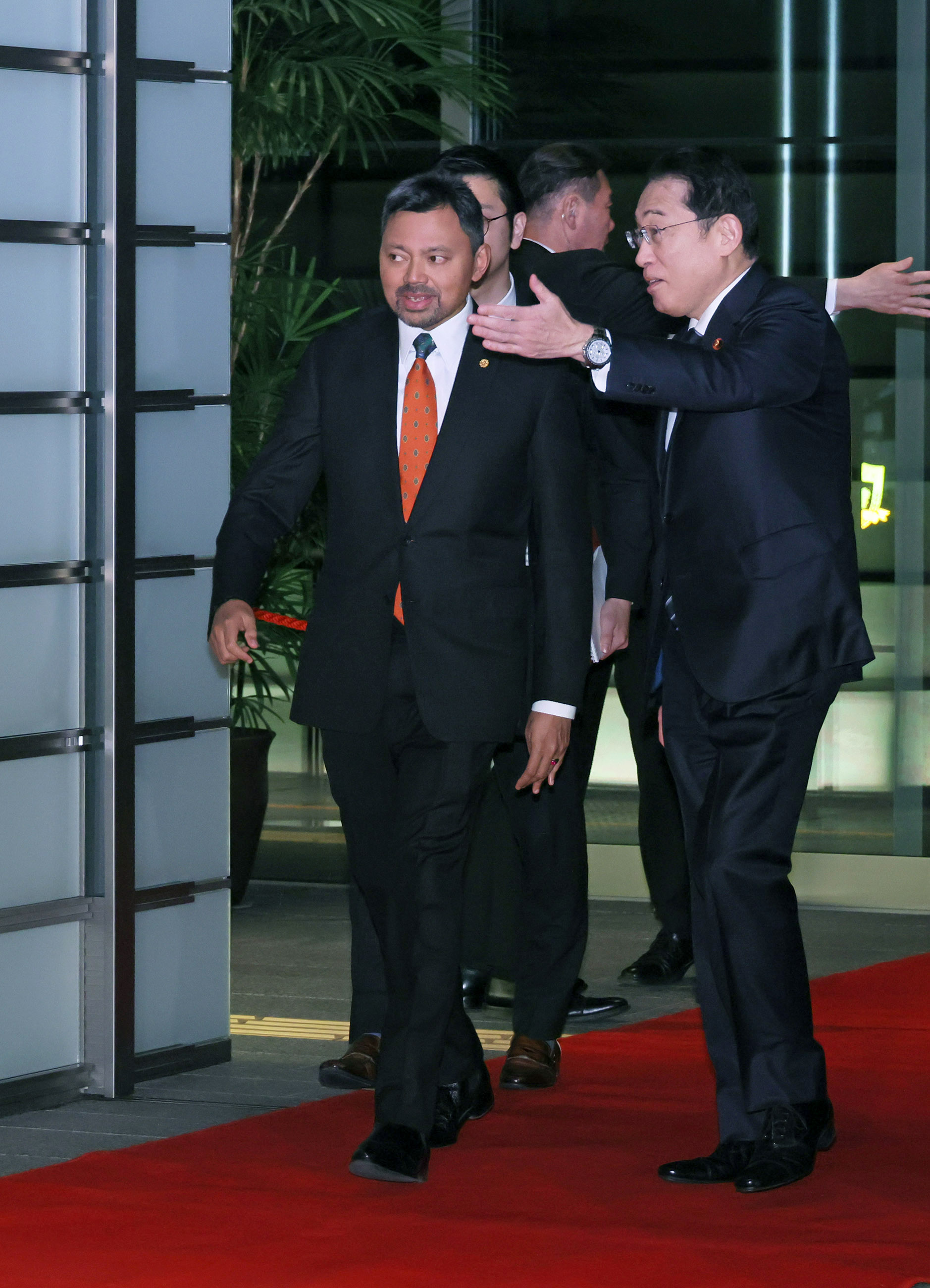 Prime Minister Kishida welcoming Prince Billah (2)