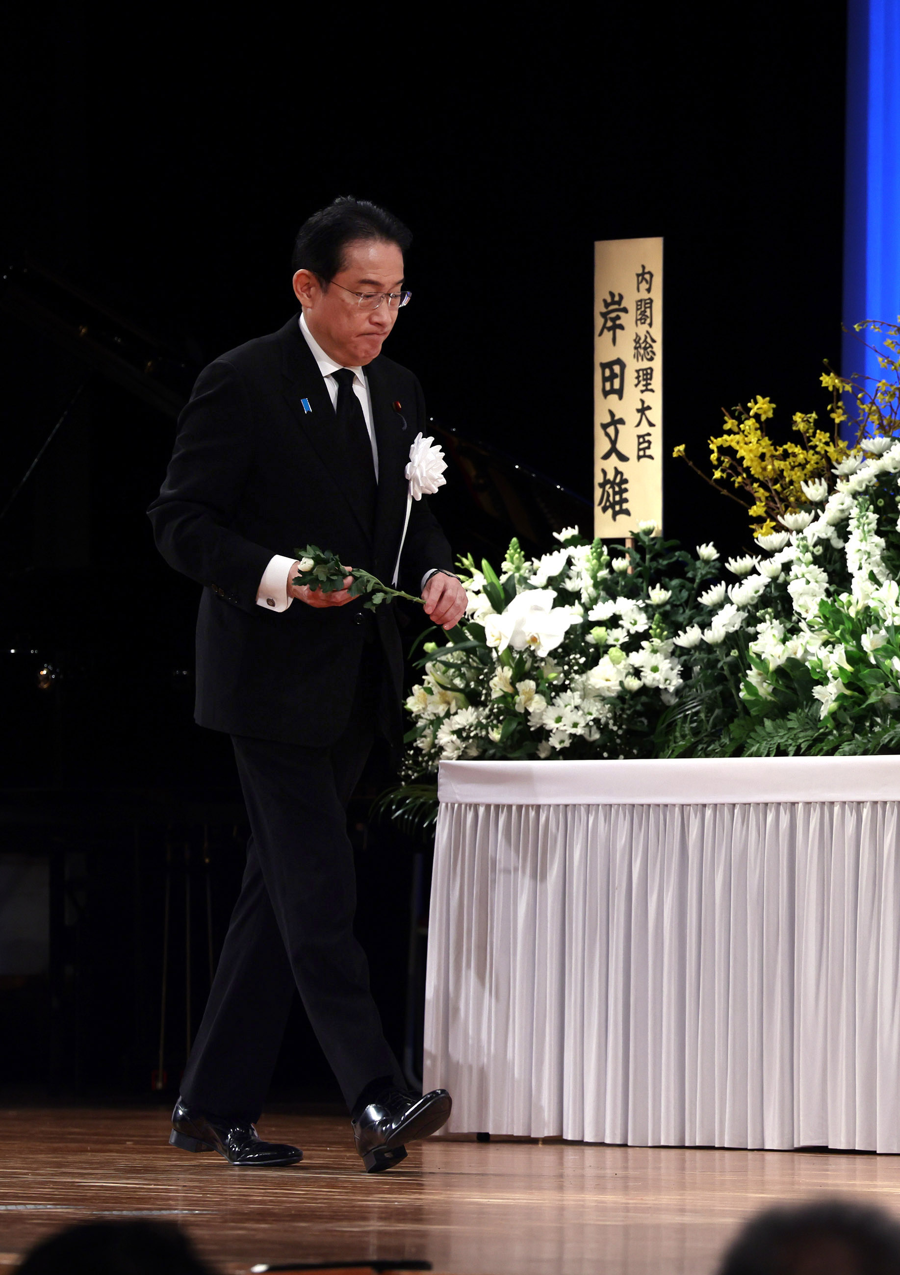 Prime Minister Kishida offering flowers (1)