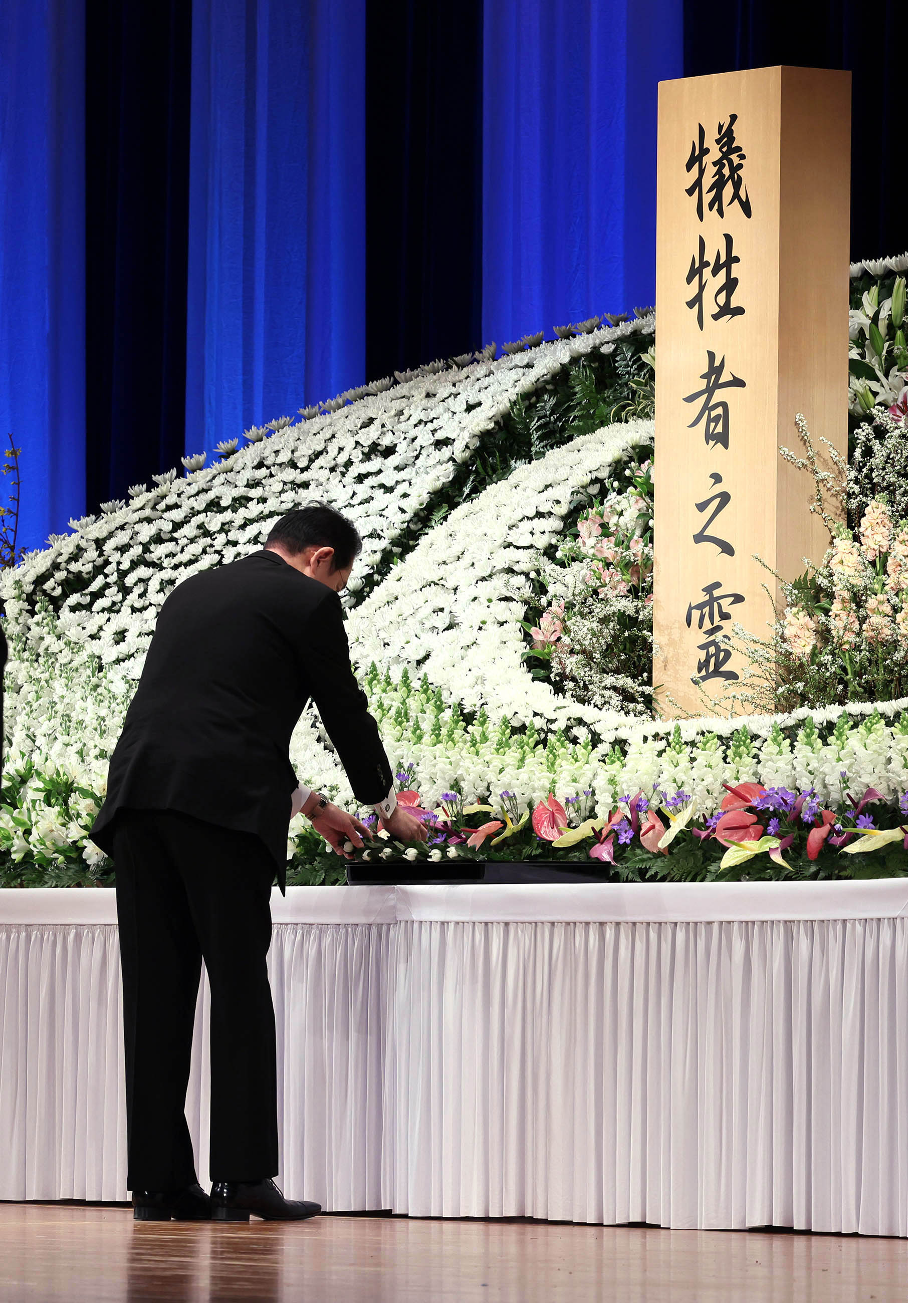 Prime Minister Kishida offering flowers (2)