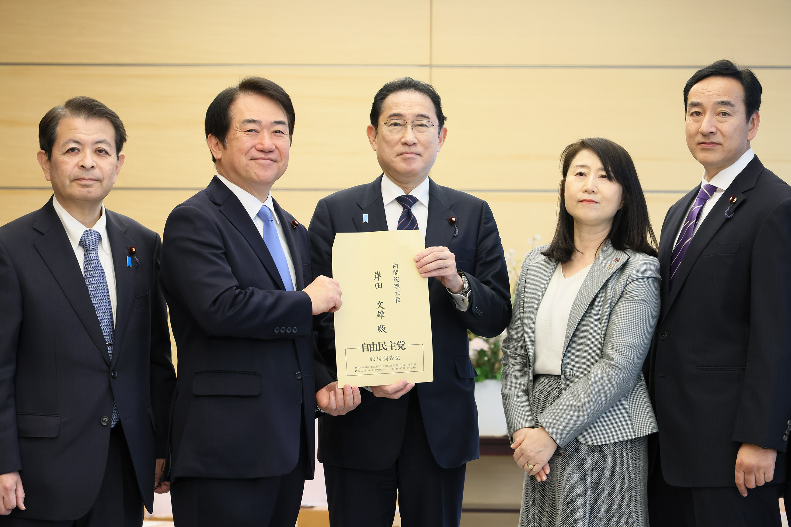 Prime Minister Kishida receiving a proposal (2)