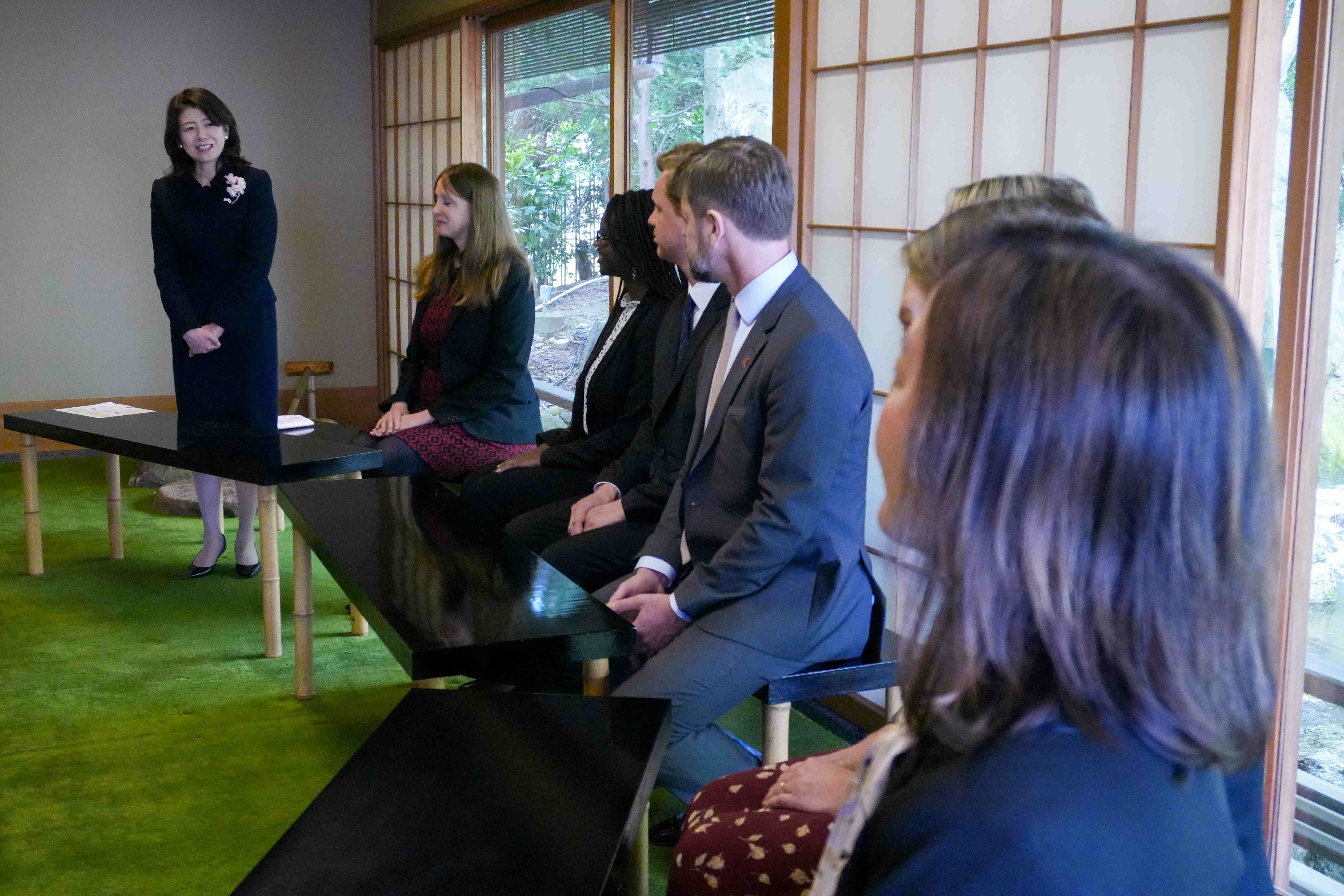 Mrs. Kishida attending a Japanese tea ceremony with JET Program alumni and others (1)