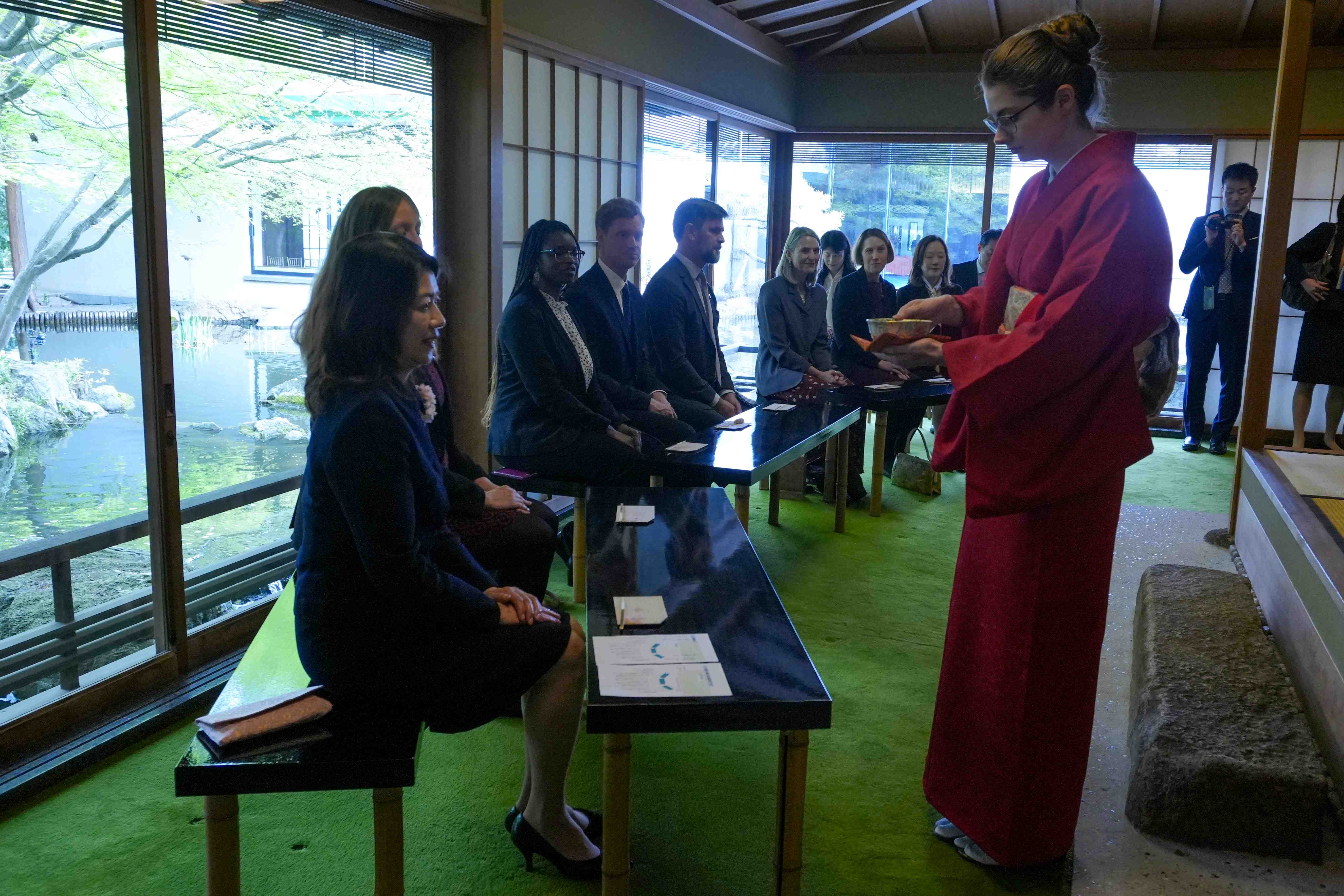 Mrs. Kishida attending a Japanese tea ceremony with JET Program alumni and others (2)